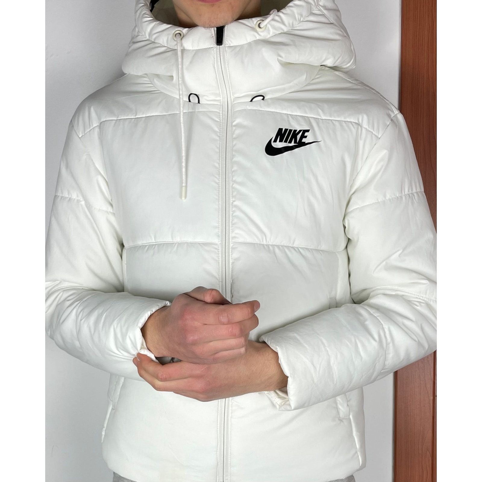 Nike Nike Women's White Outdoor Hooded Full Zip Puffer Jacket XS Size XS / US 0-2 / IT 36-38 - 2 Thumbnail