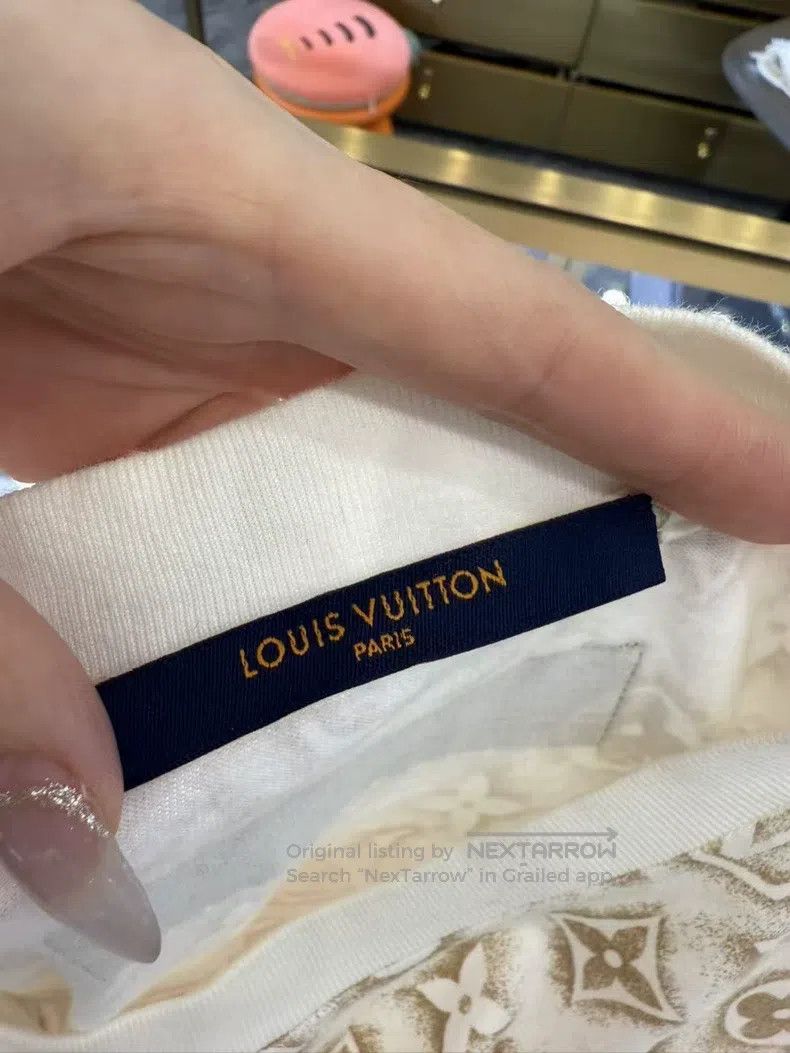 Louis Vuitton Louis Vuitton Full logo short sleeve T-shirt Size US L / EU 52-54 / 3 - 7 Thumbnail