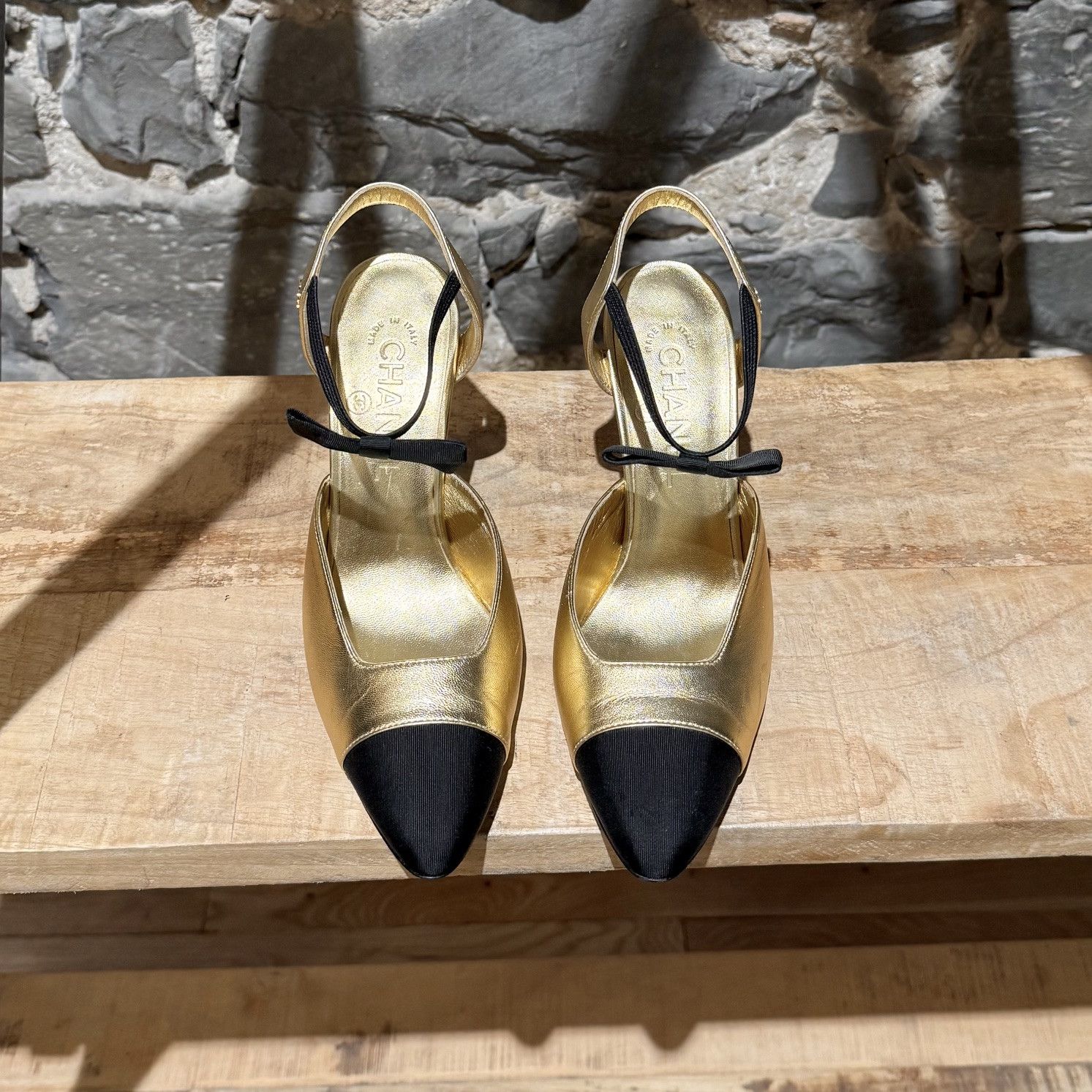 Chanel Chanel FW20 Metallic Gold Bow Accent CC Pumps Size US 7.5 / IT 37.5 - 3 Thumbnail