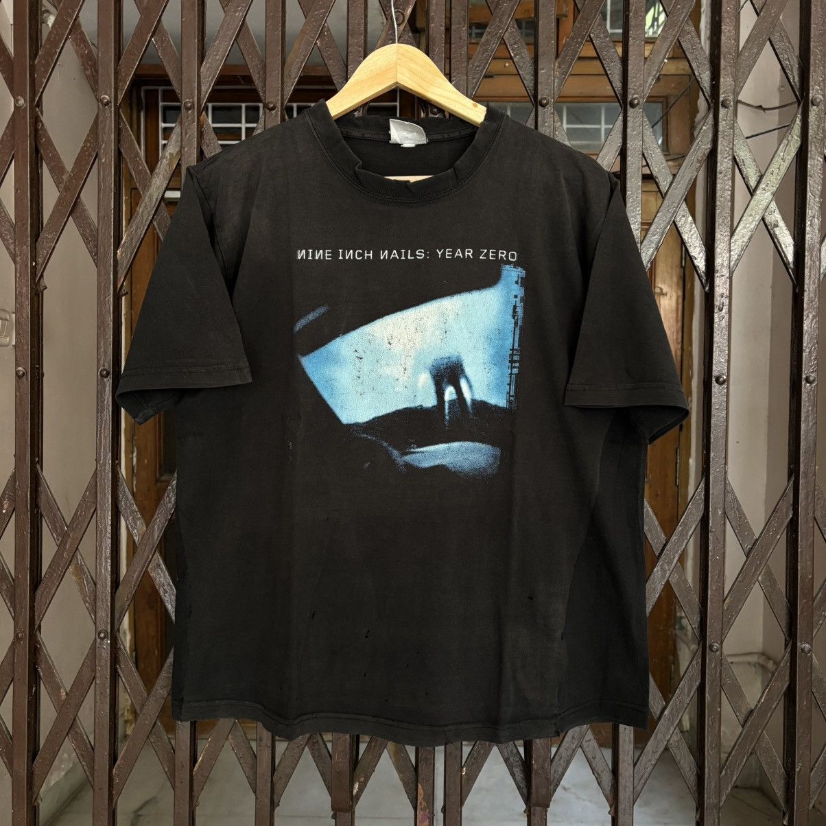 Band Tees Vintage Nine Inch Nails Year Zero T shirt Size US M / EU 48-50 / 2 - 1 Thumbnail