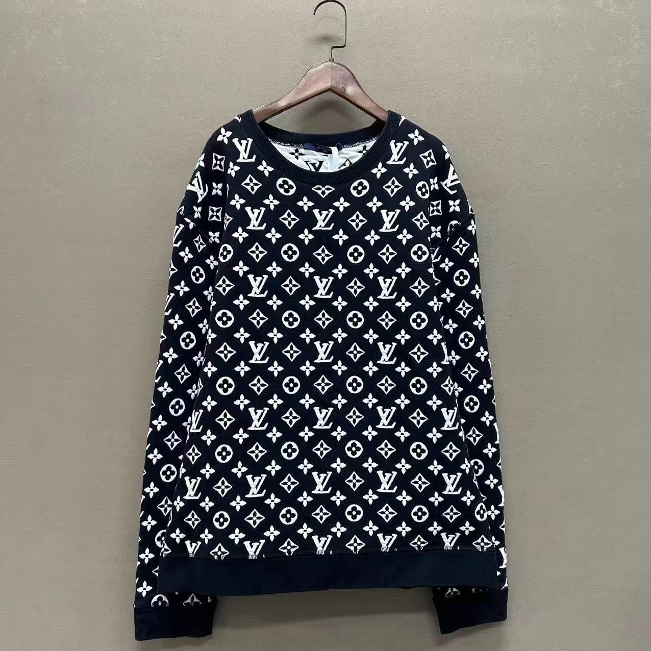 Louis Vuitton LV B&W Embroidered Logo SpaceCotton Sweat 98 XL ys001194 Size US XL / EU 56 / 4 - 1 Thumbnail
