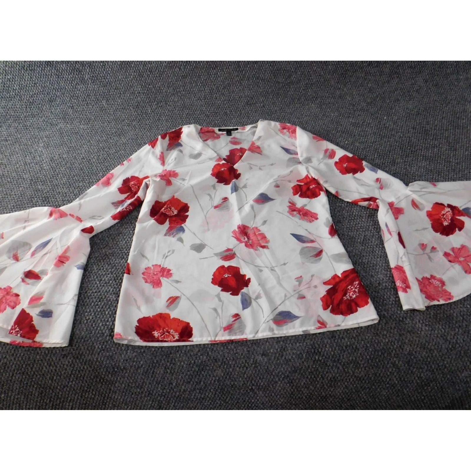 Banana Republic Banana Republic Blouse Womens S White Floral Bell Sleeve Crew Neck Pullover Casual Regular Polyester Woven Classic Size S / US 4 / IT 40 - 2 Thumbnail