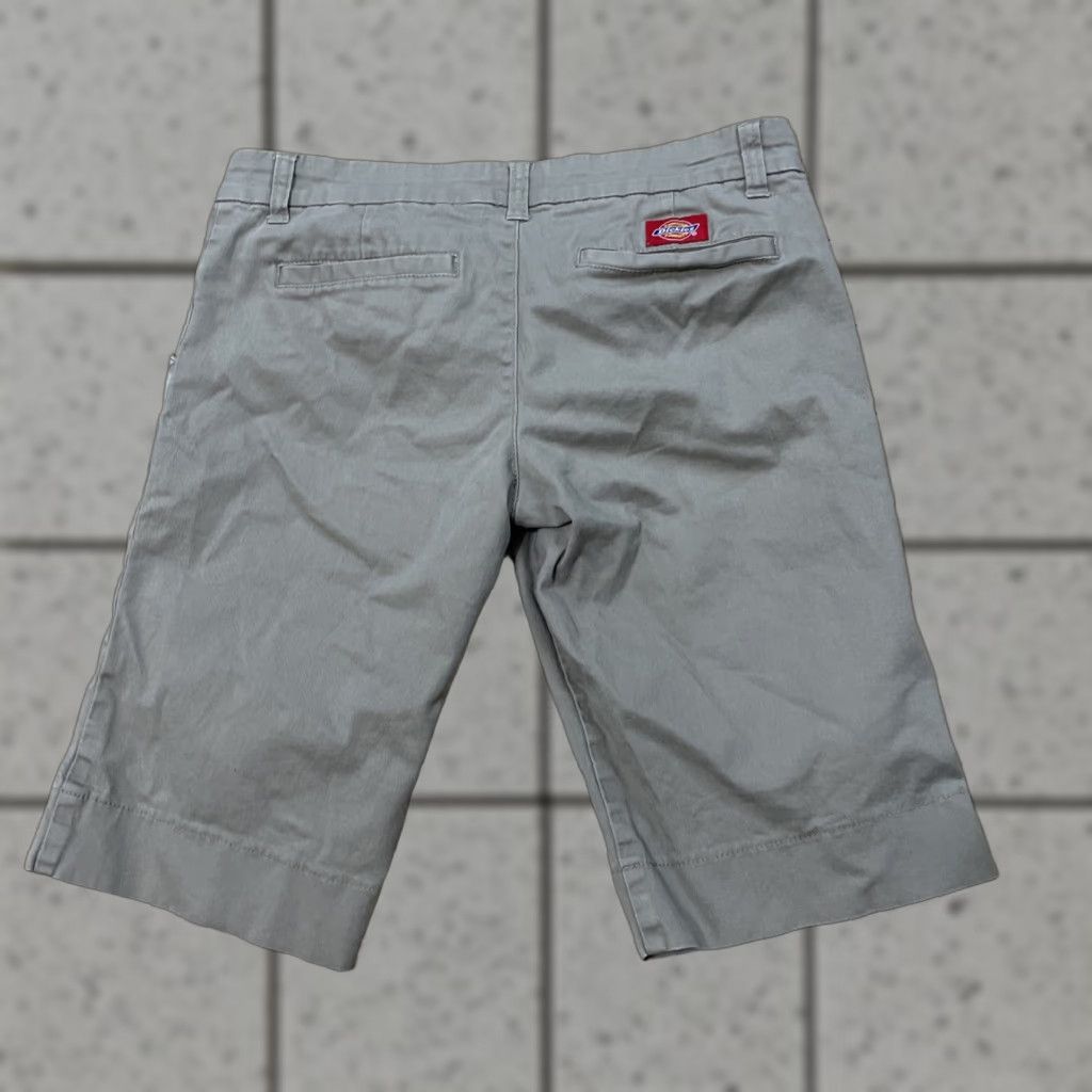 Dickies DICKIES Shorts Beige Classic Preppy Y2k Skate School Bermuda Chino 30 in Size 5 Women's Bermuda 30 Beige Dickies Shorts Size 27" / US 4 / IT 40 - 1 Thumbnail