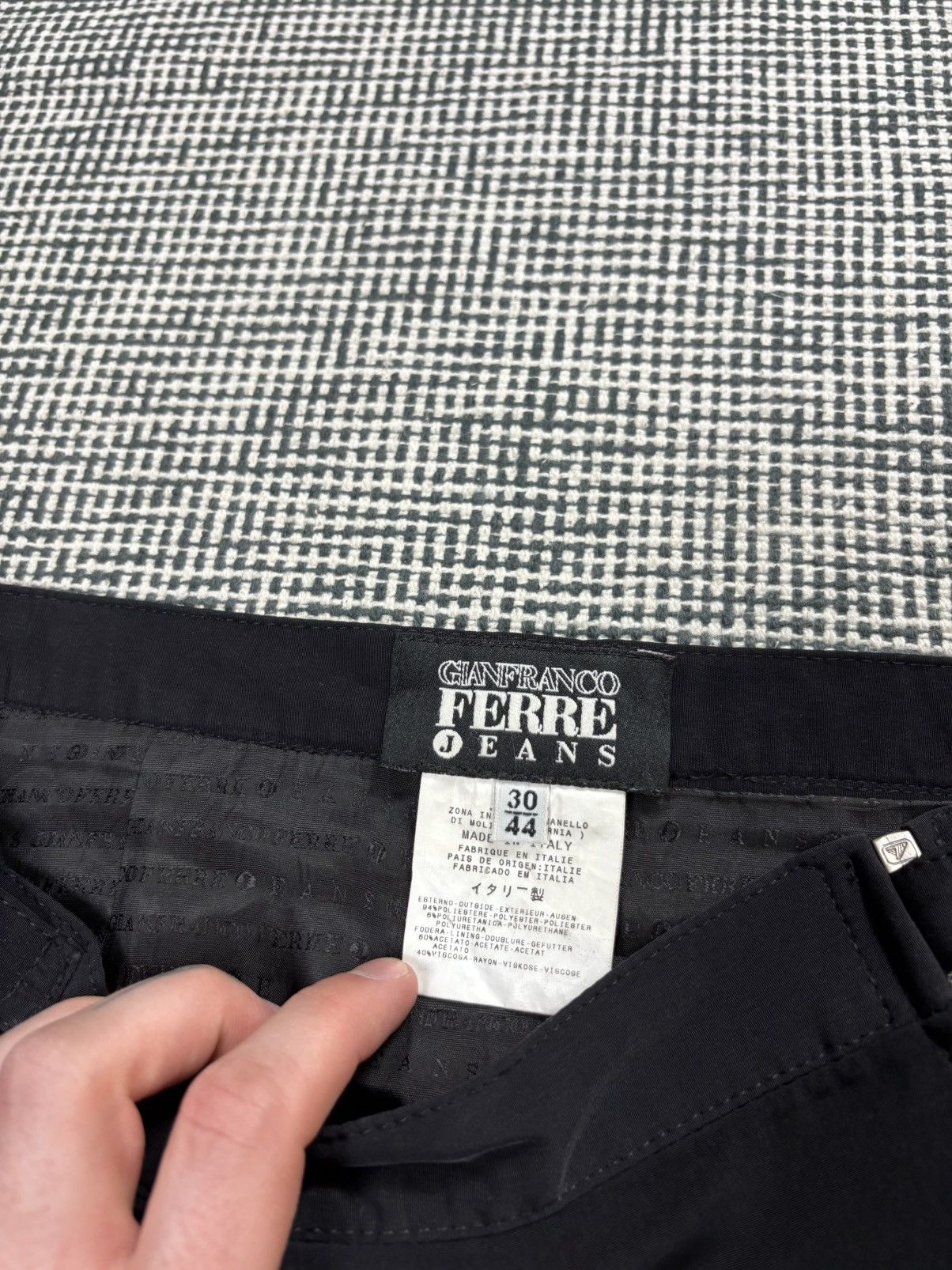 Gianfranco Ferre Gianfranco Ferre nylon bondage full zip skirt avant garde Size 30" / US 8 / IT 44 - 4 Thumbnail