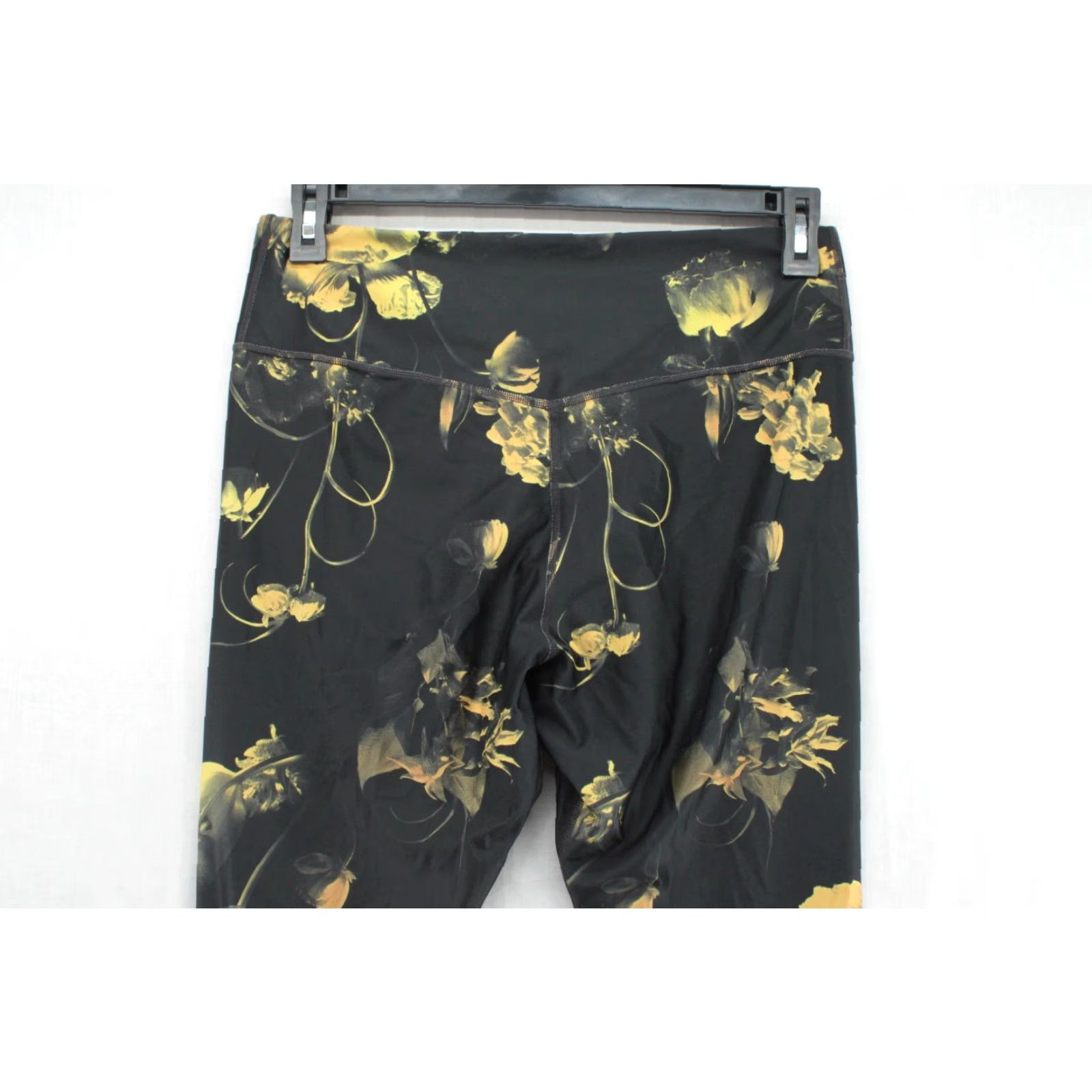 Nike Nike Women’s XL Black & Yellow Floral All Over Rose Prints Activewear Legging Shirt? Size 40" / US 18 - 4 Thumbnail