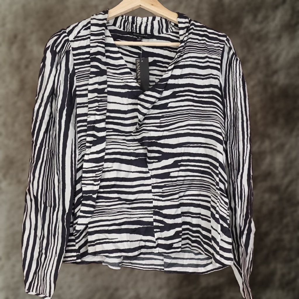 Banana Republic Banana Republic Blouse Womens Small Black White Zebra Stripe Long Sleeve Top Mens is incorrect it should be Womens Size S / US 4 / IT 40 - 1 Thumbnail