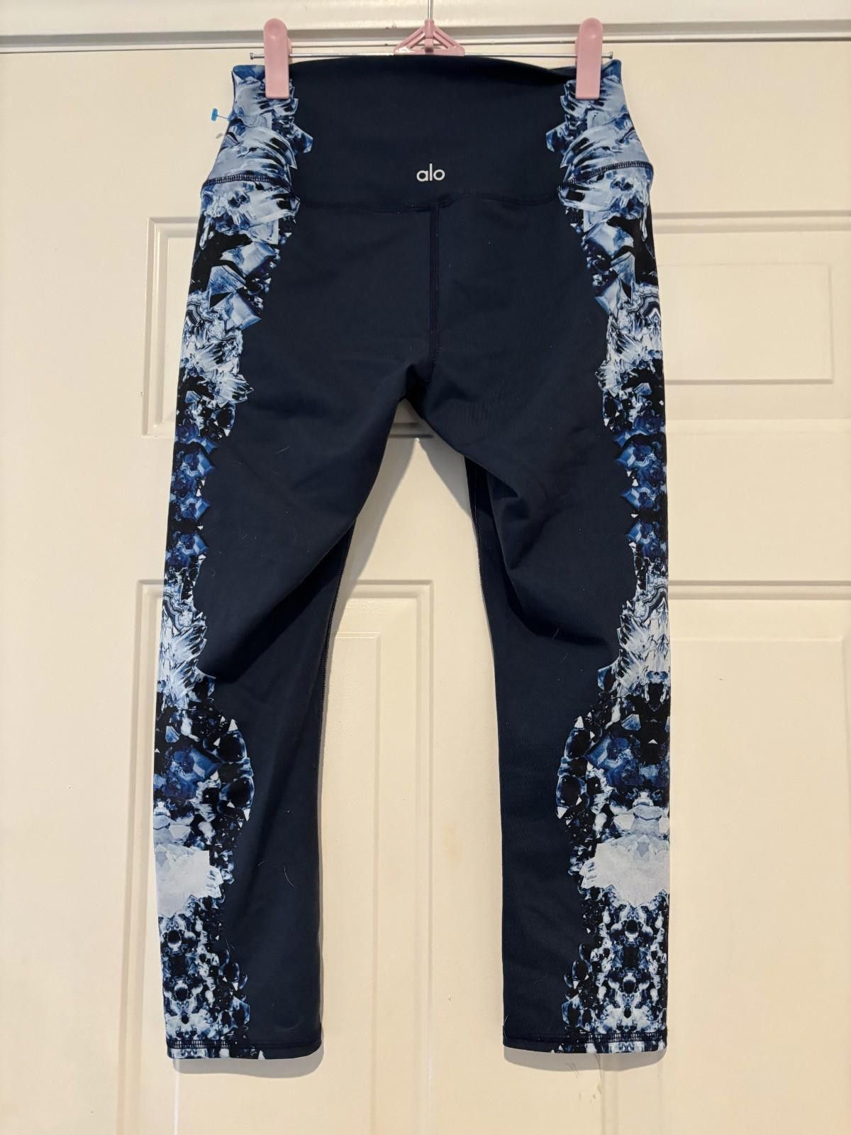Alo Womens sz S Navy and floral activewear cropped leggings #340 Size 28" / US 6 / IT 42 - 2 Thumbnail
