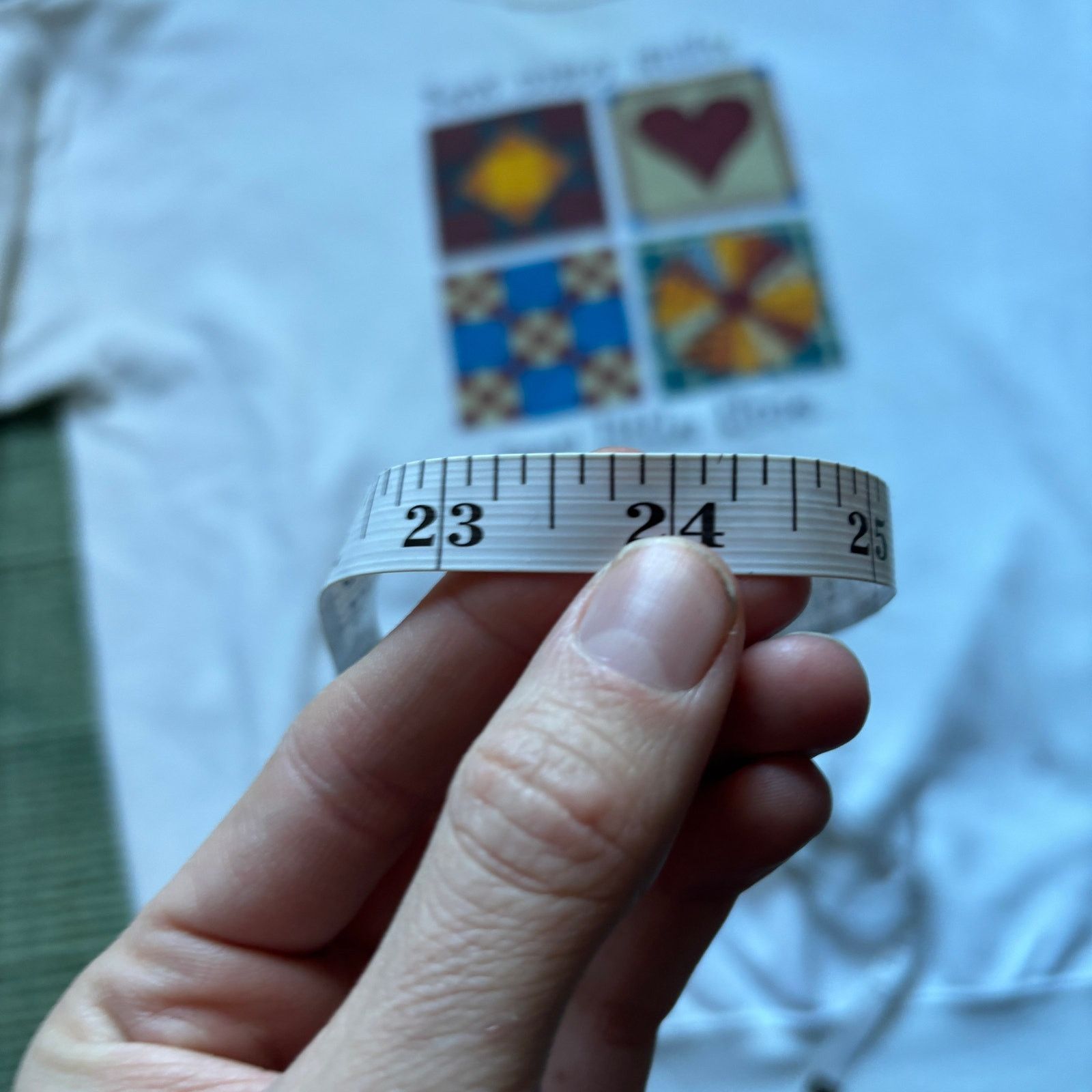 Gildan Vintage sew many quilts sweatshit distressed size xl Size US XL / EU 56 / 4 - 7 Thumbnail