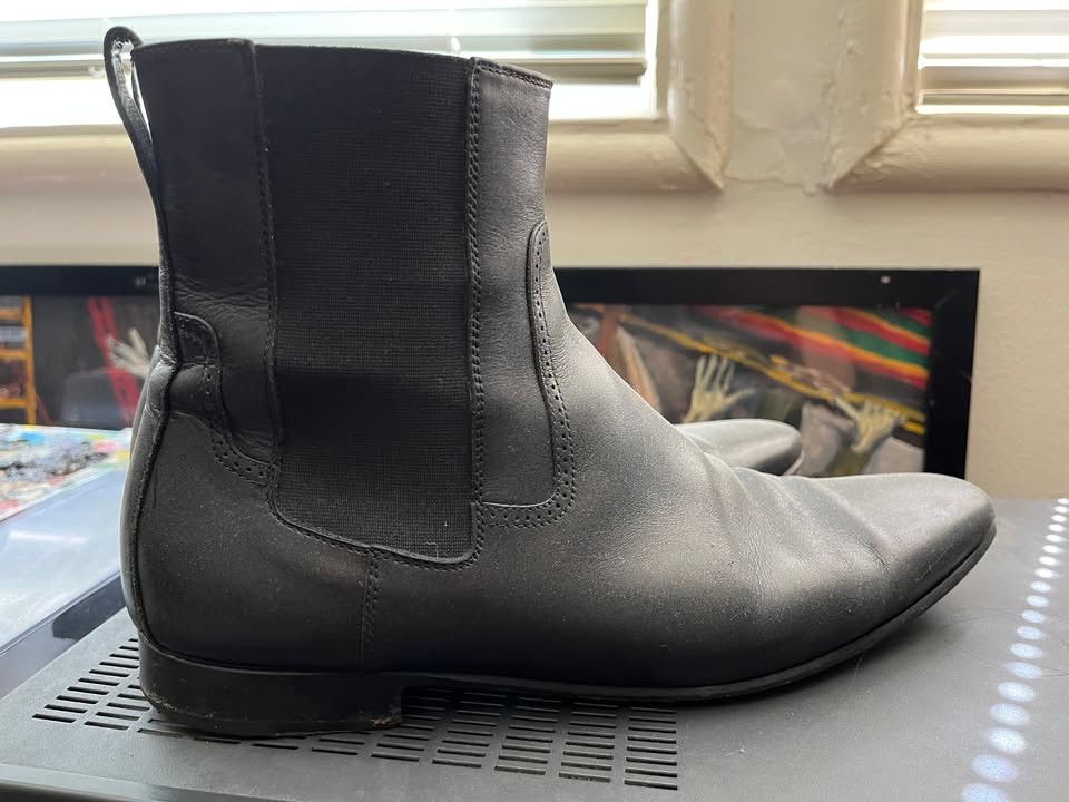 Yves Saint Laurent YSL BLACK LEATHER CHELSEA BOOTS S 10 (43) YVES SAINT LAURENT Size US 10 / EU 43 - 1 Thumbnail