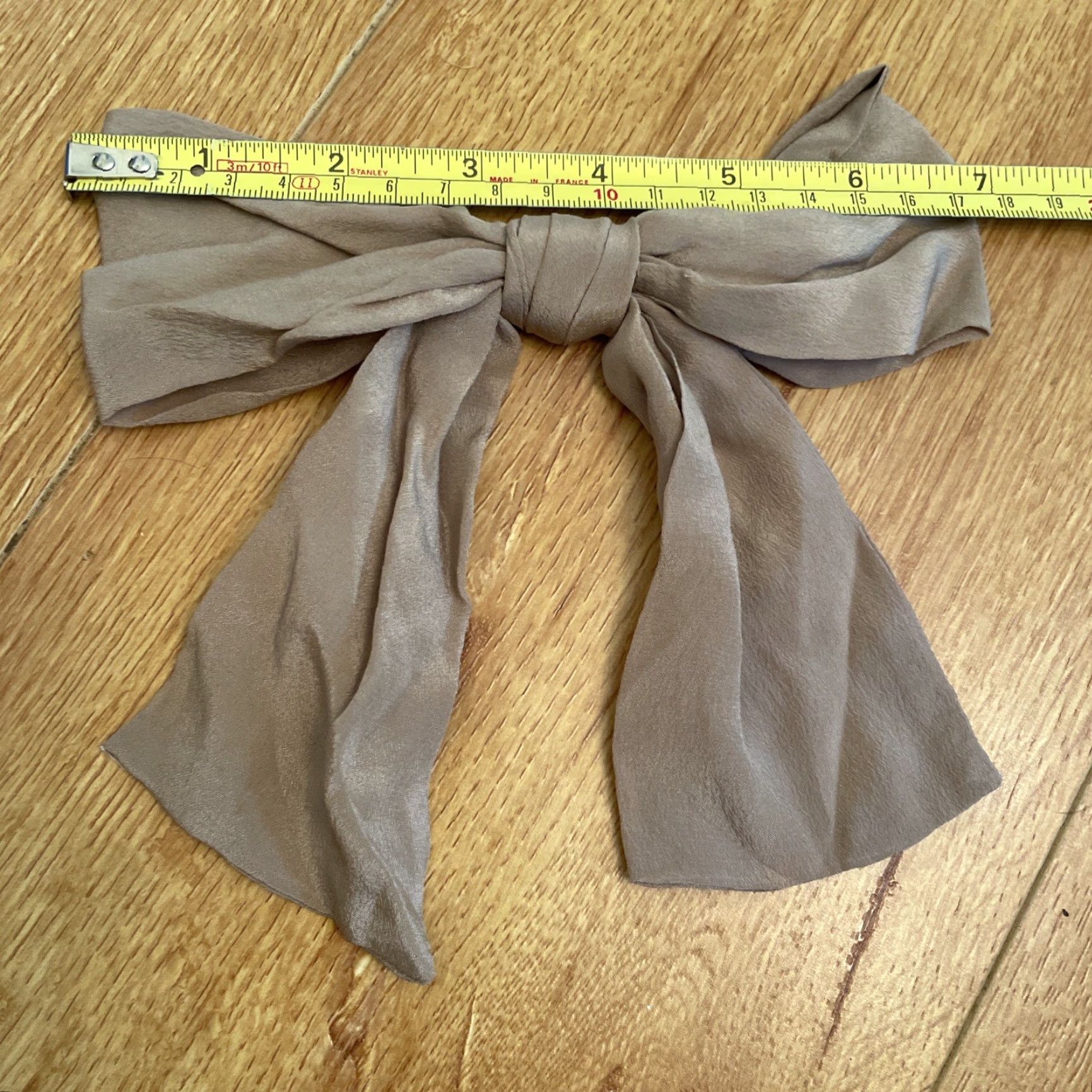 Liz Claiborne VINTAGE Liz Claiborne Silk Neck Bow Tie Pin Brooch Collar Accessories Preppy Women's Bow Pin Beige 90s Designer Multifunctional Size ONE SIZE - 3 Thumbnail