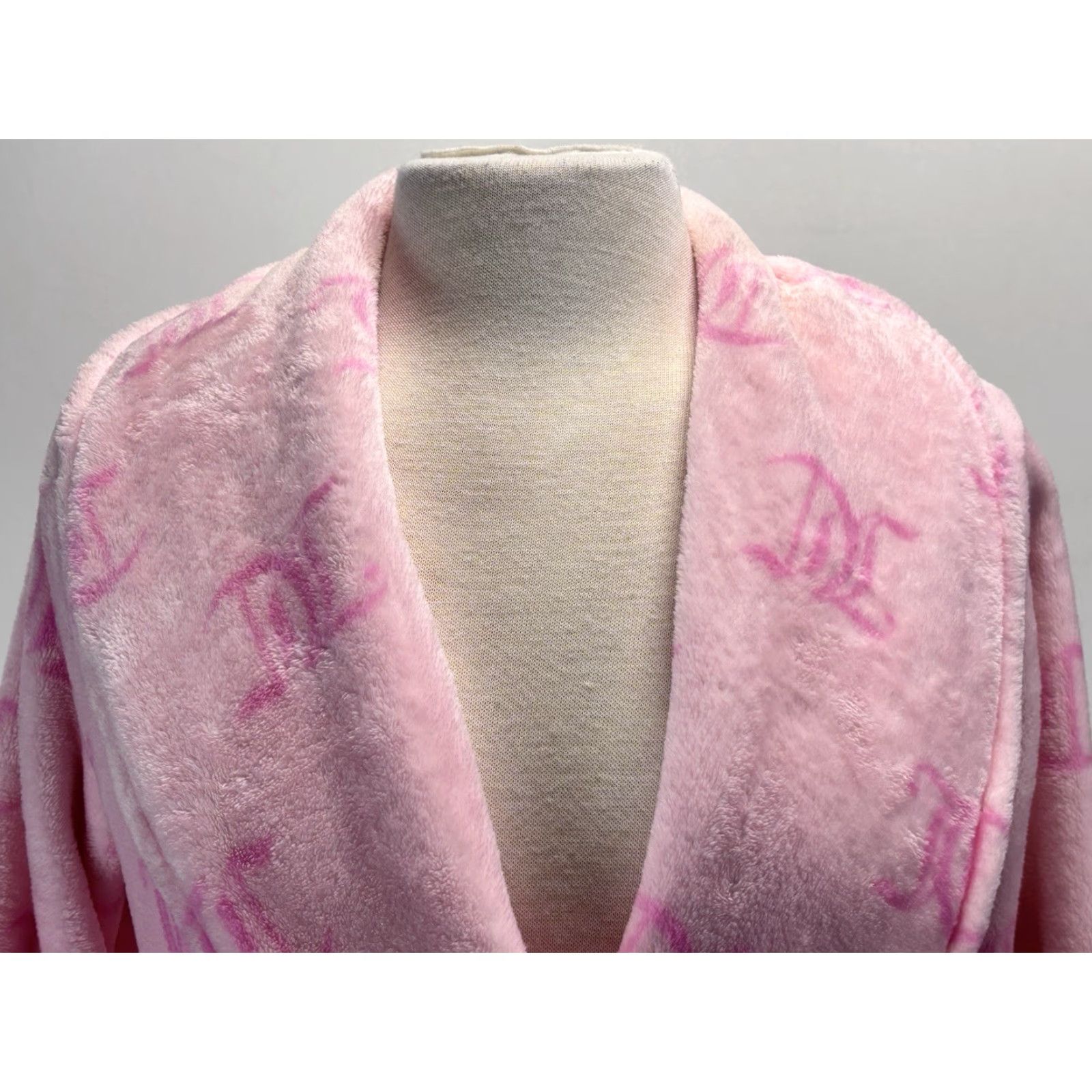 Juicy Couture VINTAGE Juicy Couture Fuzzy Bath Robe S/M Pink Belted Spellout Womens Size ONE SIZE - 5 Thumbnail