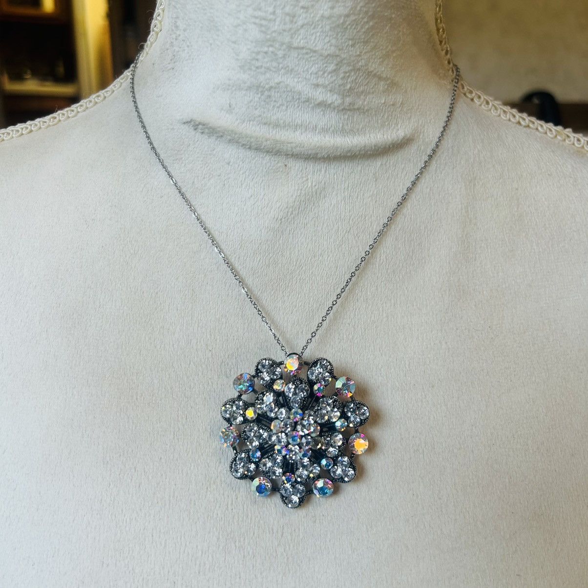 Vintage Vintage 70s-80s dome rhinestone aurora borealis necklace Size ONE SIZE - 7 Thumbnail