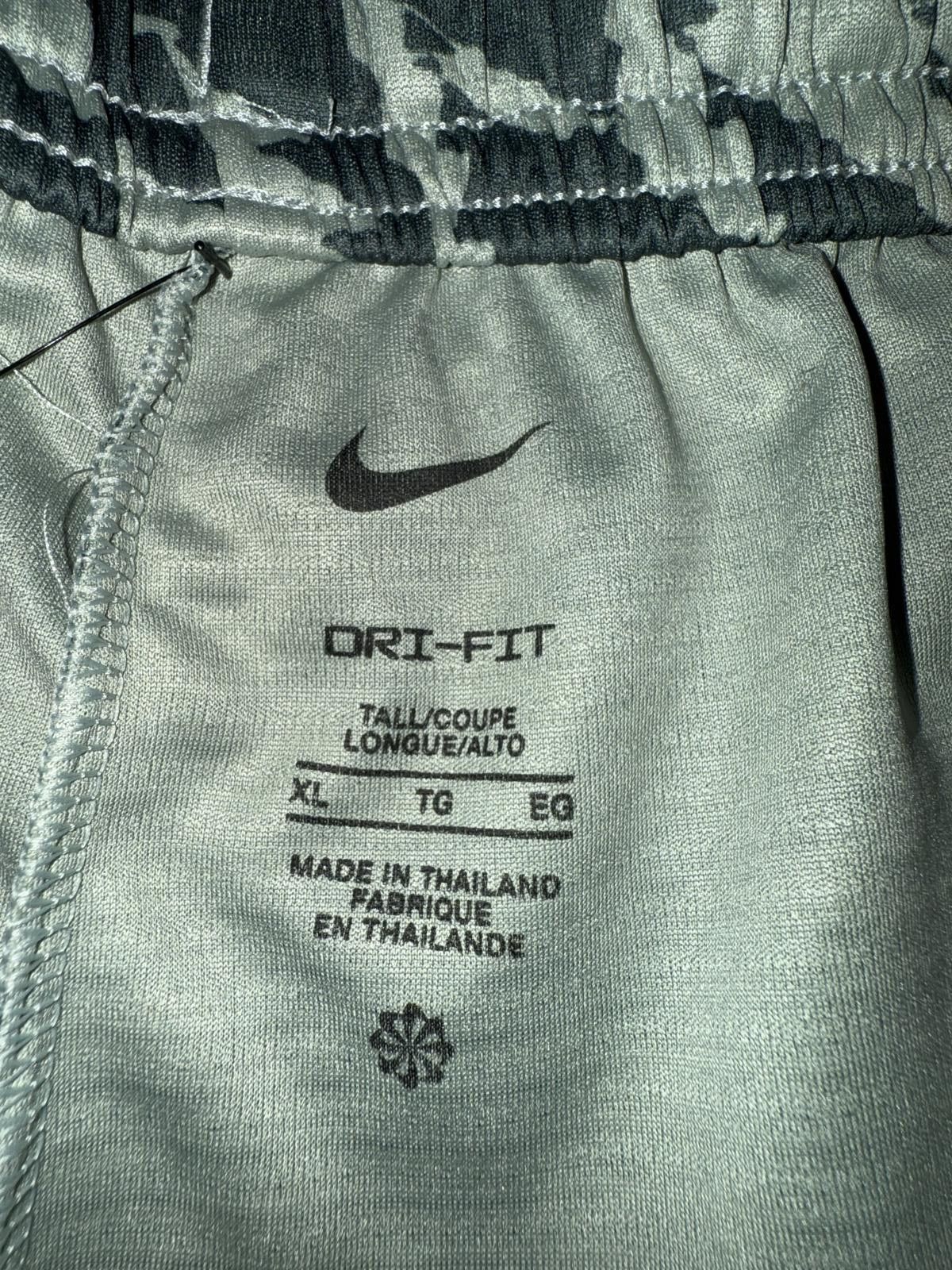 Nike Nike Women’s-Tall Swoosh Fly Crossover Dri-FIT Green Shorts Sample Size 40" / US 18 - 4 Thumbnail