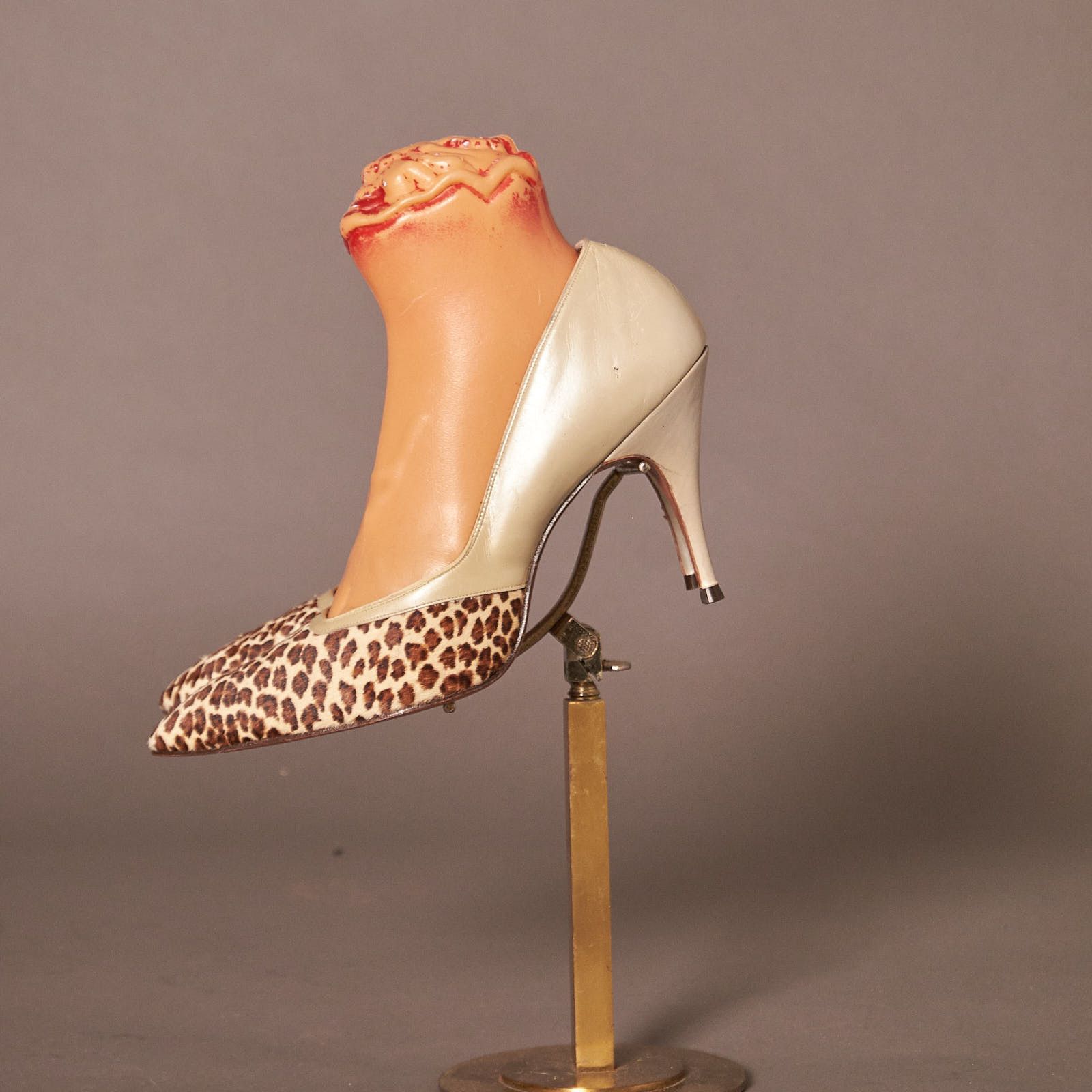 Vintage 1950s Stiletto Patent Leather and Fur Pumps Heels Size US 9.5 / IT 39.5 - 3 Thumbnail