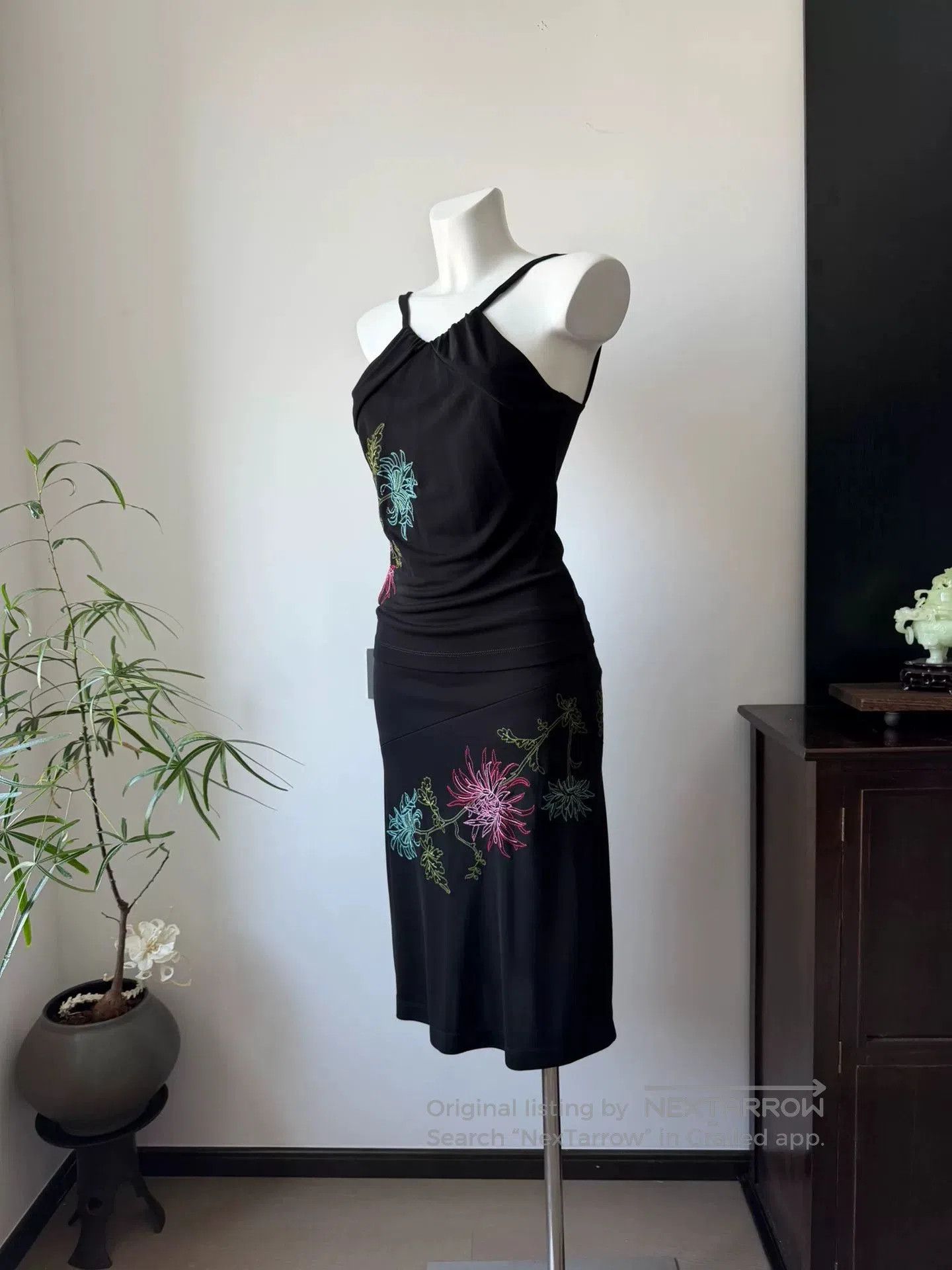 Bcbgmaxazria BCBG Chinese Neckline Embroidery Set. Size M / US 6-8 / IT 42-44 - 2 Thumbnail