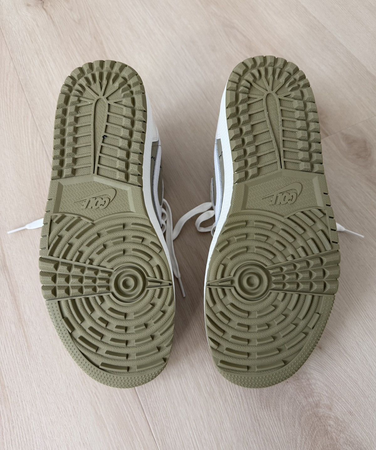 Jordan Brand × Travis Scott Travis Scott x Jordan 1 Retro Low Golf Neutral Olive Size US 10 / EU 43 - 11 Thumbnail