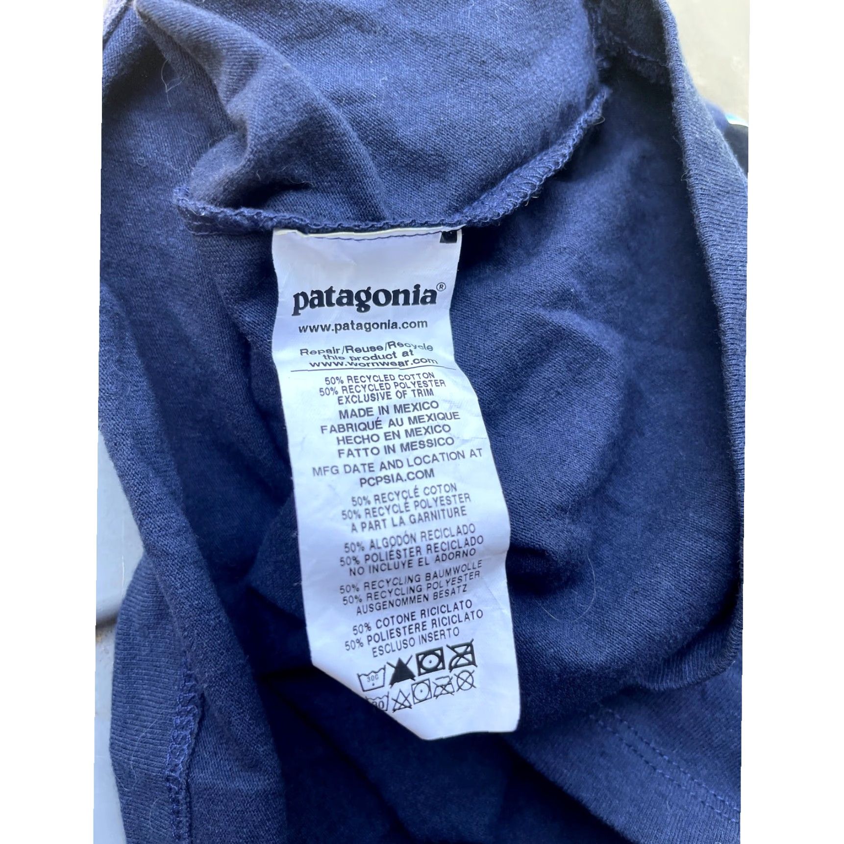 Patagonia VINTAGE Patagonia P-6 Back Logo Responsibili-Tee Short Sleeve Shirt Navy M Mens Size US M / EU 48-50 / 2 - 6 Thumbnail