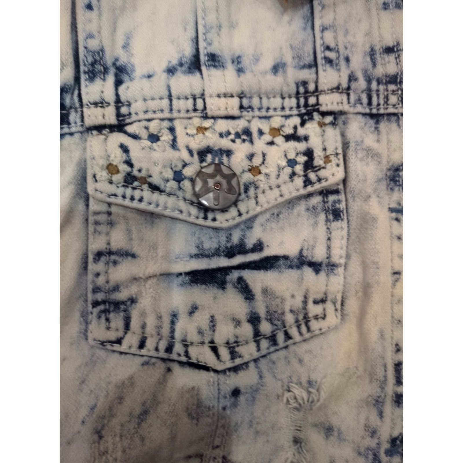 Vintage VINTAGE Vanilla Star Denim Vest Women’s 2XL Distressed Embroidered Button Up Denim Vest Women’s Size 2X Embroidery Size XXL / US 16-18 / IT 52-54 - 5 Thumbnail