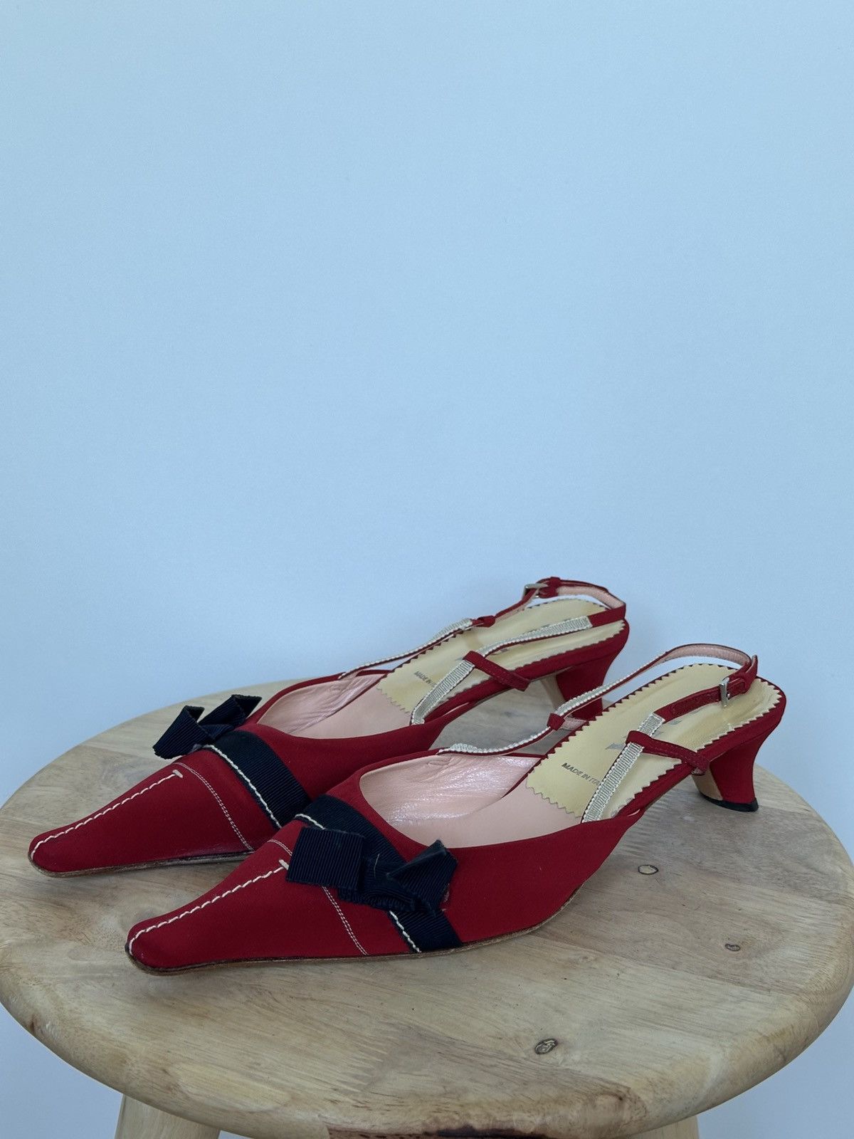 Prada Tytuł Prada Red Satin Slingback Kitten Heels With Navy Bow Size US 7.5 / IT 37.5 - 1 Thumbnail