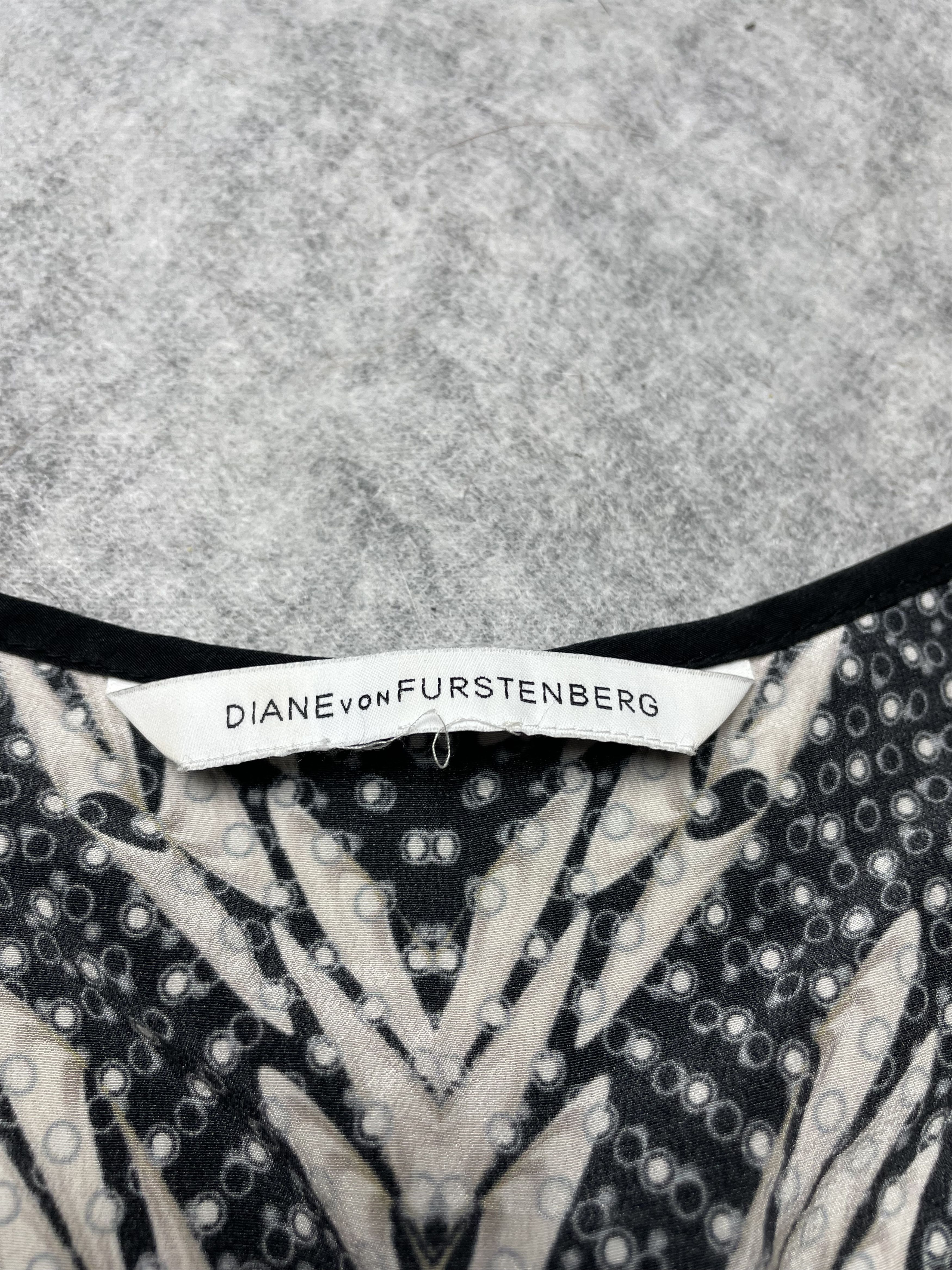 Diane von Furstenberg Diane Von Furstenberg Shany Printed Silk Jumpsuit Size 28" / US 6 / IT 42 - 7 Thumbnail