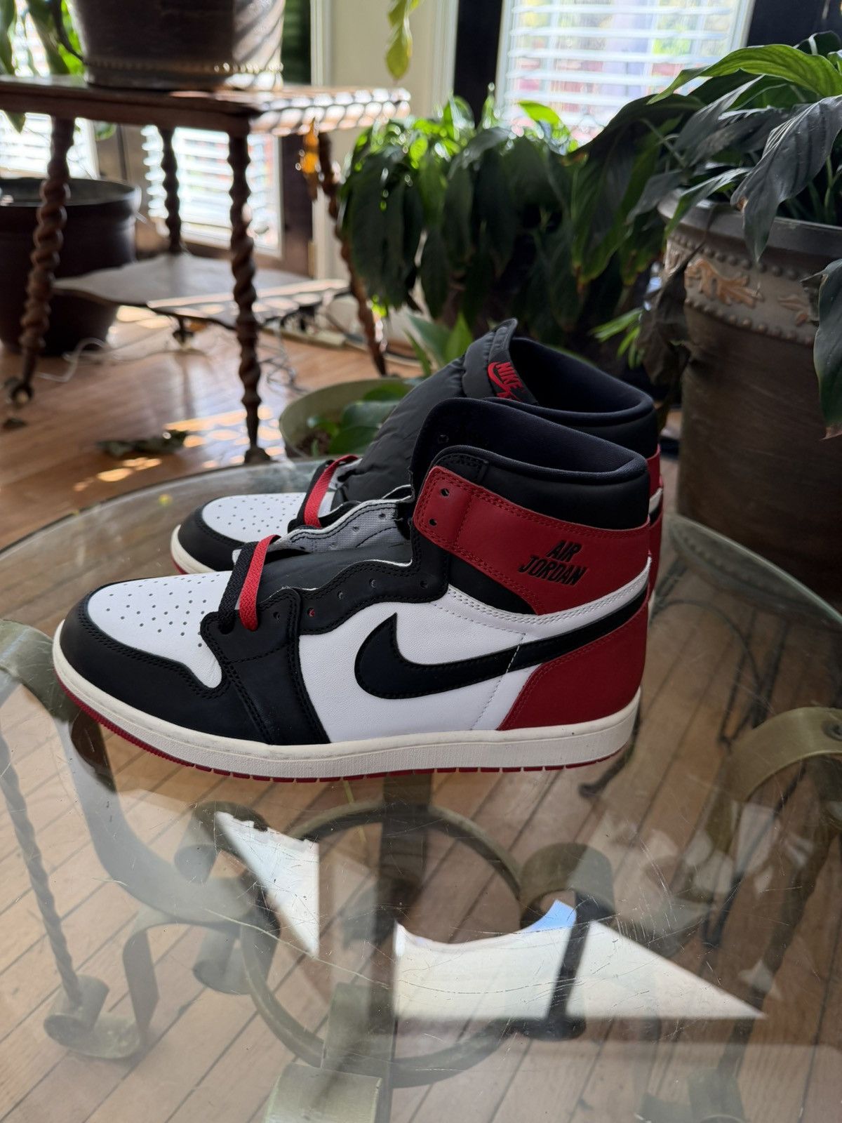 Jordan Brand Nike Air Jordan 1 Mid Chicago Black Toe Size12 RedWhiteBlack Size US 12 / EU 45 - 2 Thumbnail