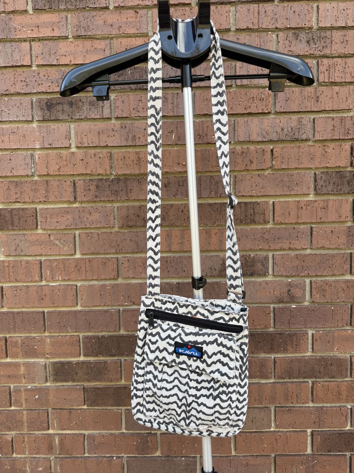 KAVU Kavu Keeper Crossbody Bag Purse Canvas Zigzag Pattern Brown Size ONE SIZE - 9 Thumbnail
