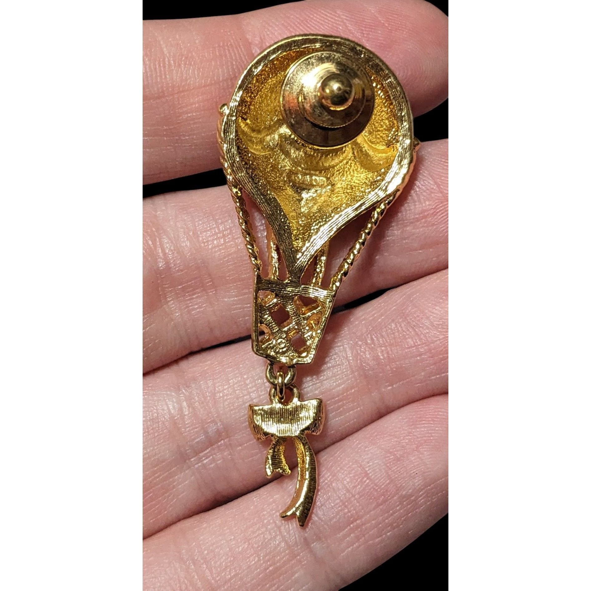 Other Vintage Avon Gold Tone Red Enamel Hot Air Balloon Lapel Pin Size ONE SIZE - 3 Thumbnail