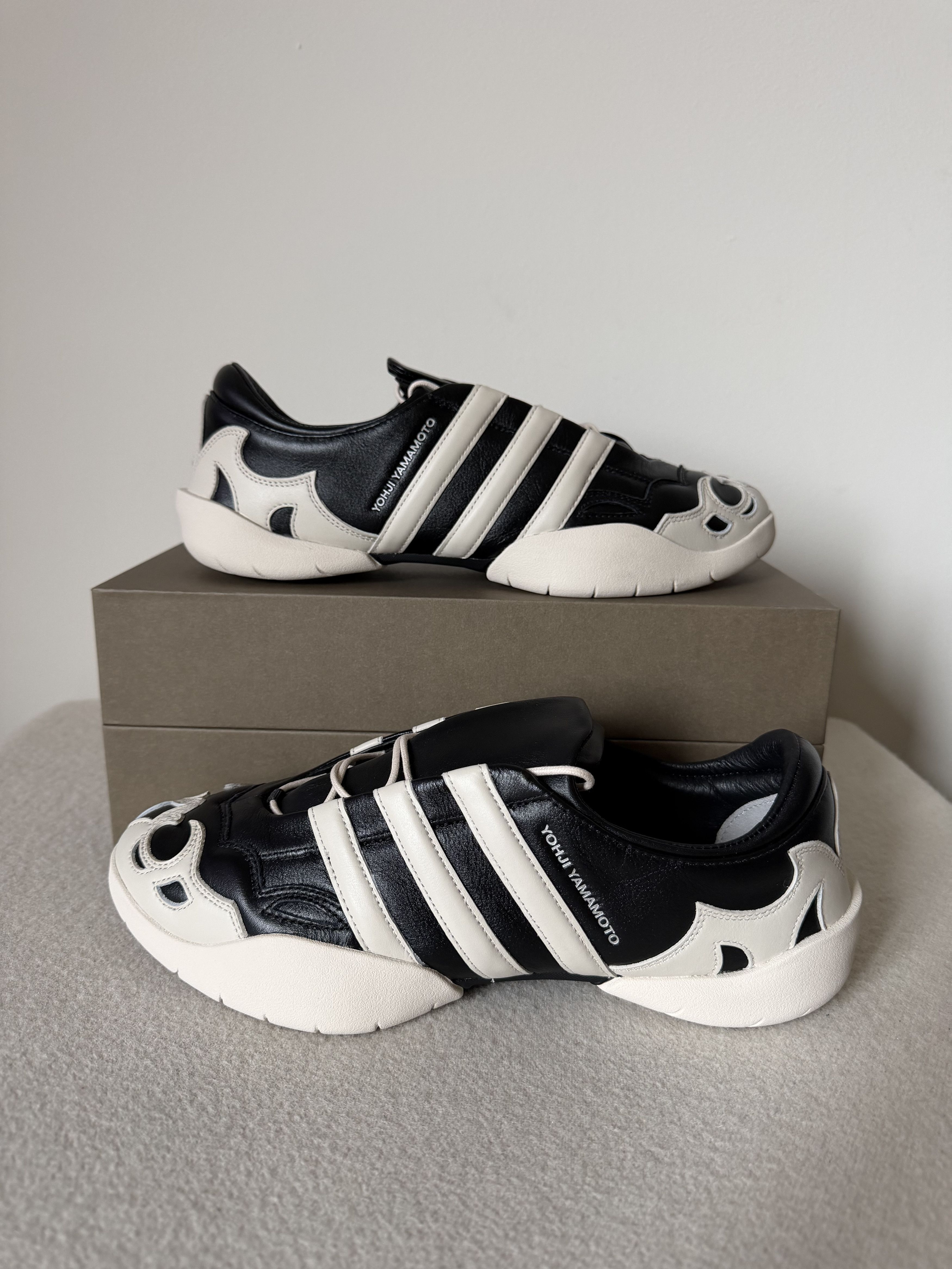 Adidas × Y-3 Adidas Y-3 Regu 2002 in Black Size US 9 / EU 42 - 2 Thumbnail