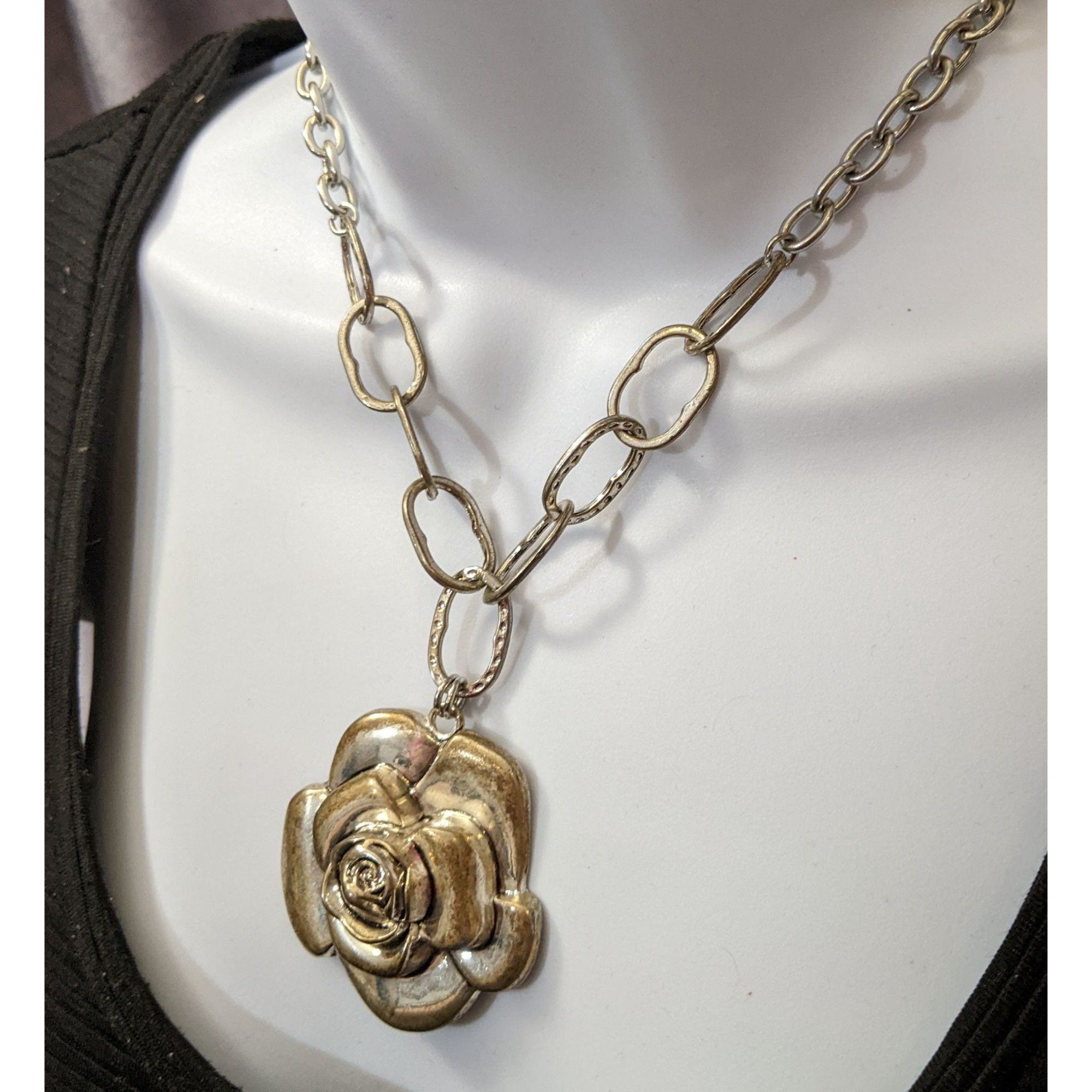 Other Silver Metal Chunky Flower Pendant Necklace Size ONE SIZE - 5 Thumbnail