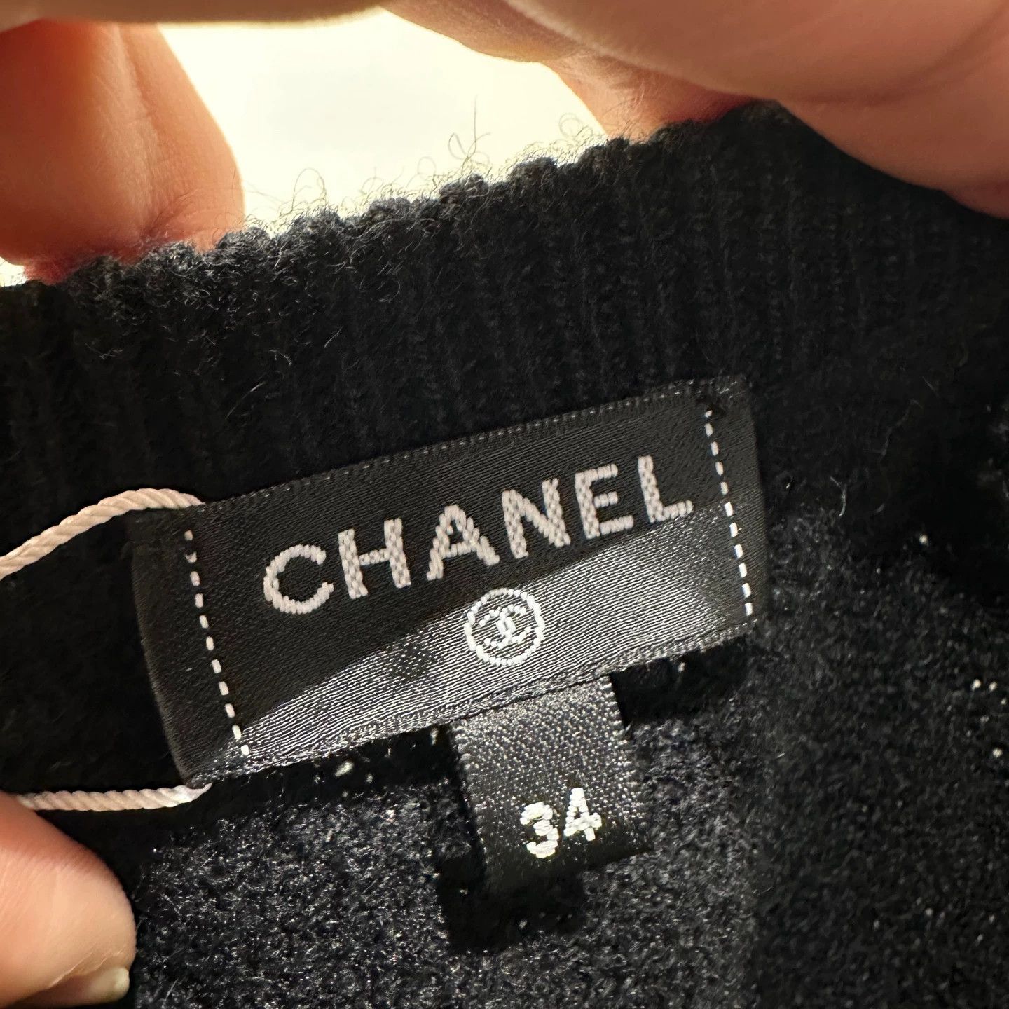 Chanel Chanel Off-the-shoulder Chain Logo Cashmere Sweater 34 Size XS / US 0-2 / IT 36-38 - 3 Thumbnail