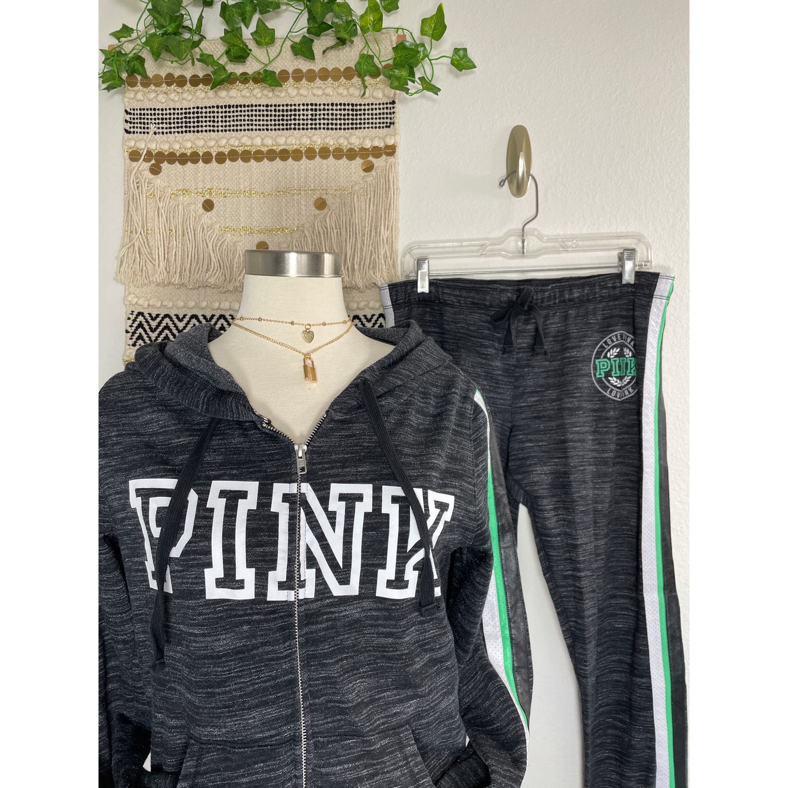 Victoria's Secret Limited Edition Victoria Secret Pink Zip Lounge Set M & L Size 32" / US 10 / IT 46 - 1 Thumbnail