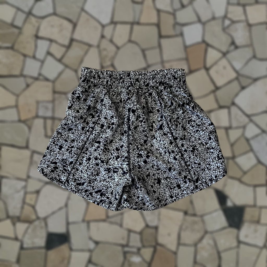 Lululemon Lululemon Track That Mid-Rise Lined Short 5" Inseam Womens 4 Size 27" / US 4 / IT 40 - 1 Thumbnail