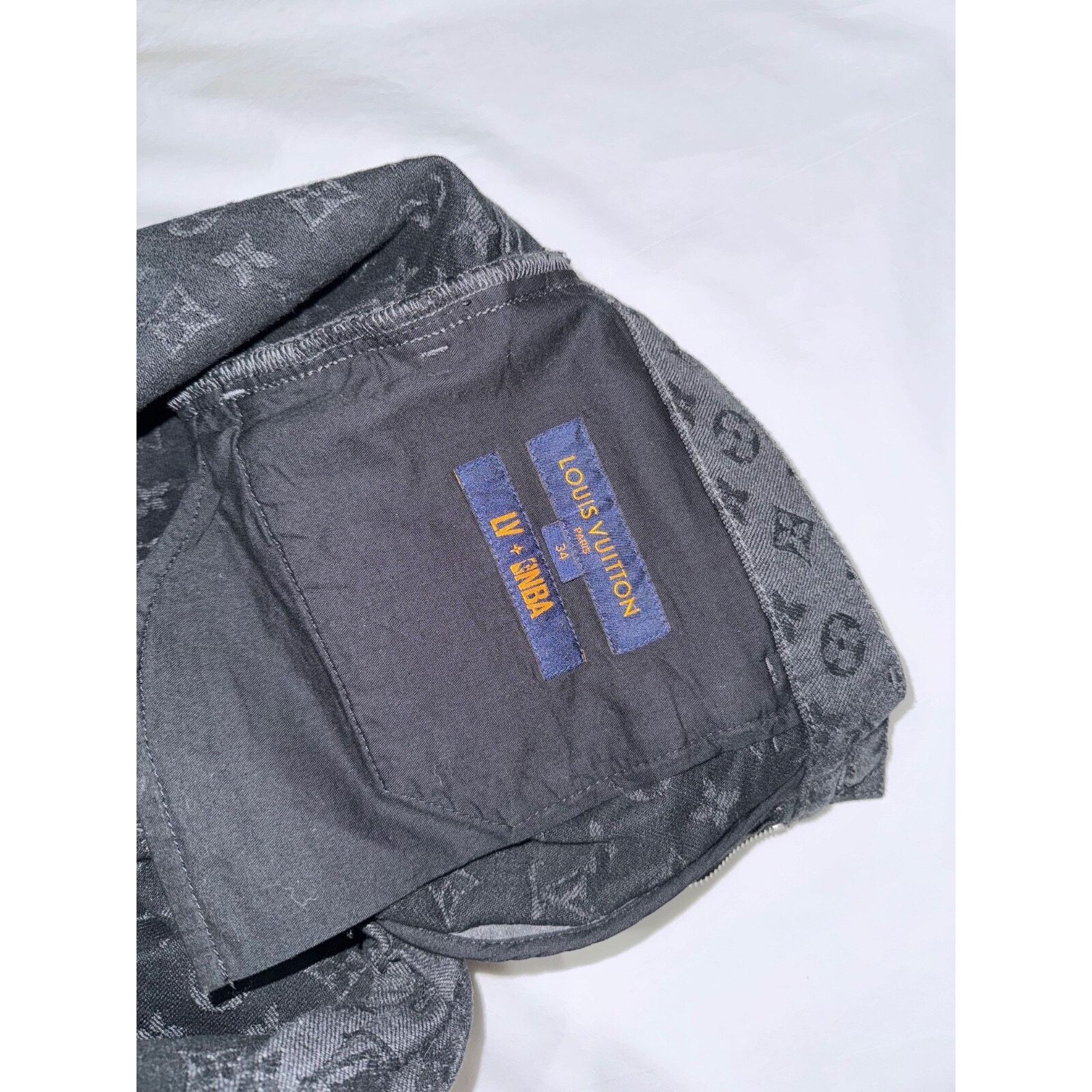 Louis Vuitton Louis Vuitton NBA Monogram Logo Gris Chine Grey Black Size US 34 / EU 50 - 12 Thumbnail