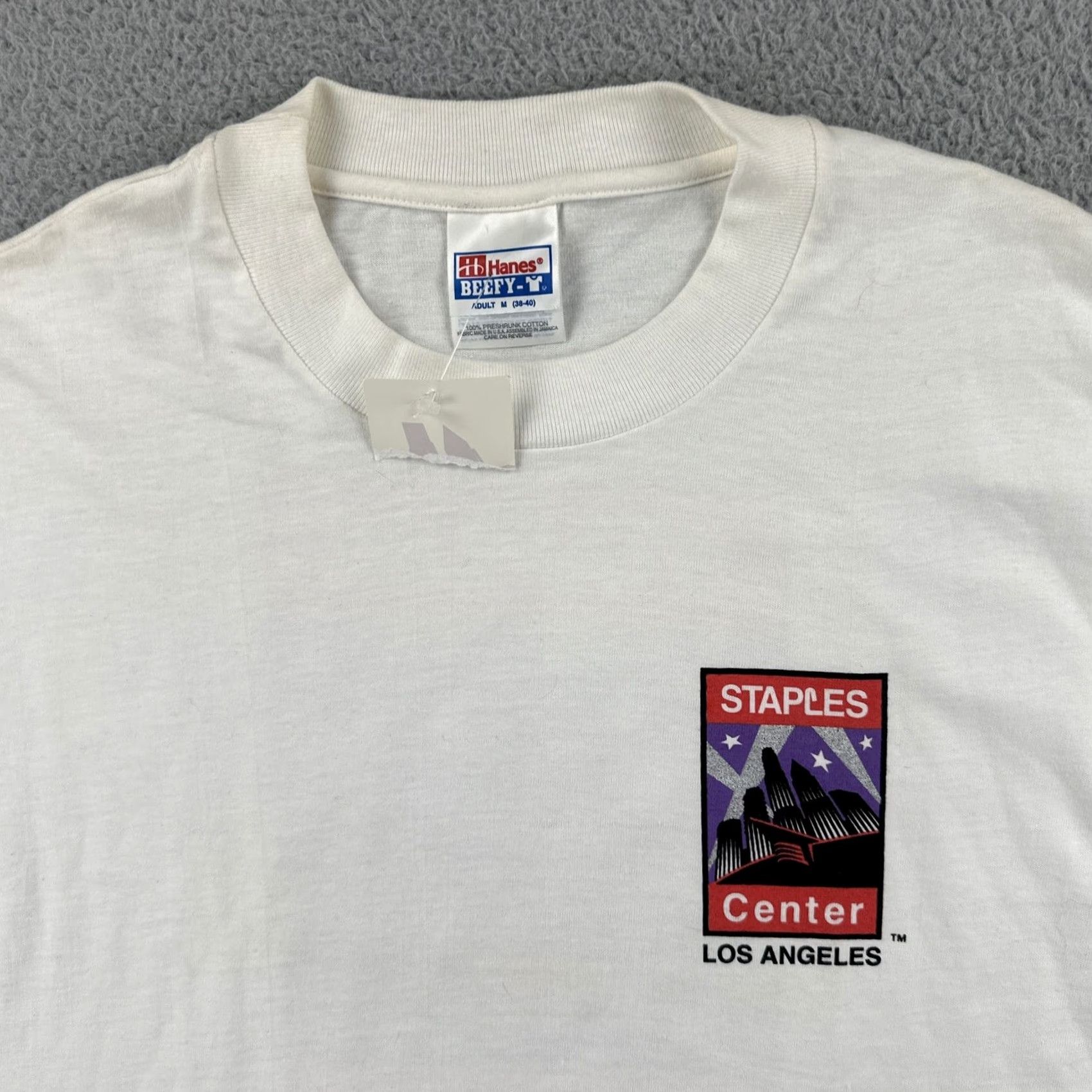 Hanes VINTAGE Hanes Beefy-T Large White T Shirt Los Angeles California Staples Center NWT Mens L White 90s California Sports Shirt Size US L / EU 52-54 / 3 - 5 Thumbnail