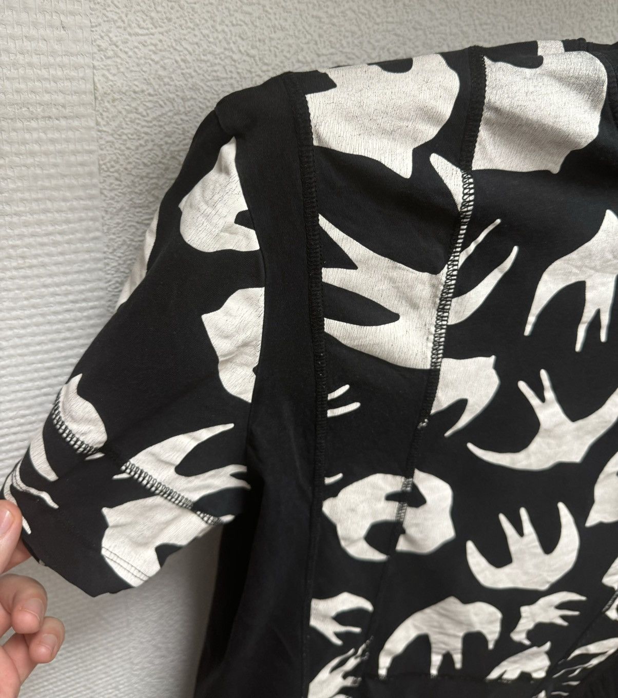 Alexander McQueen Alexander Mcqueen MCQ black fullprint t-shirt S sz moncler Size US S / EU 44-46 / 1 - 7 Thumbnail
