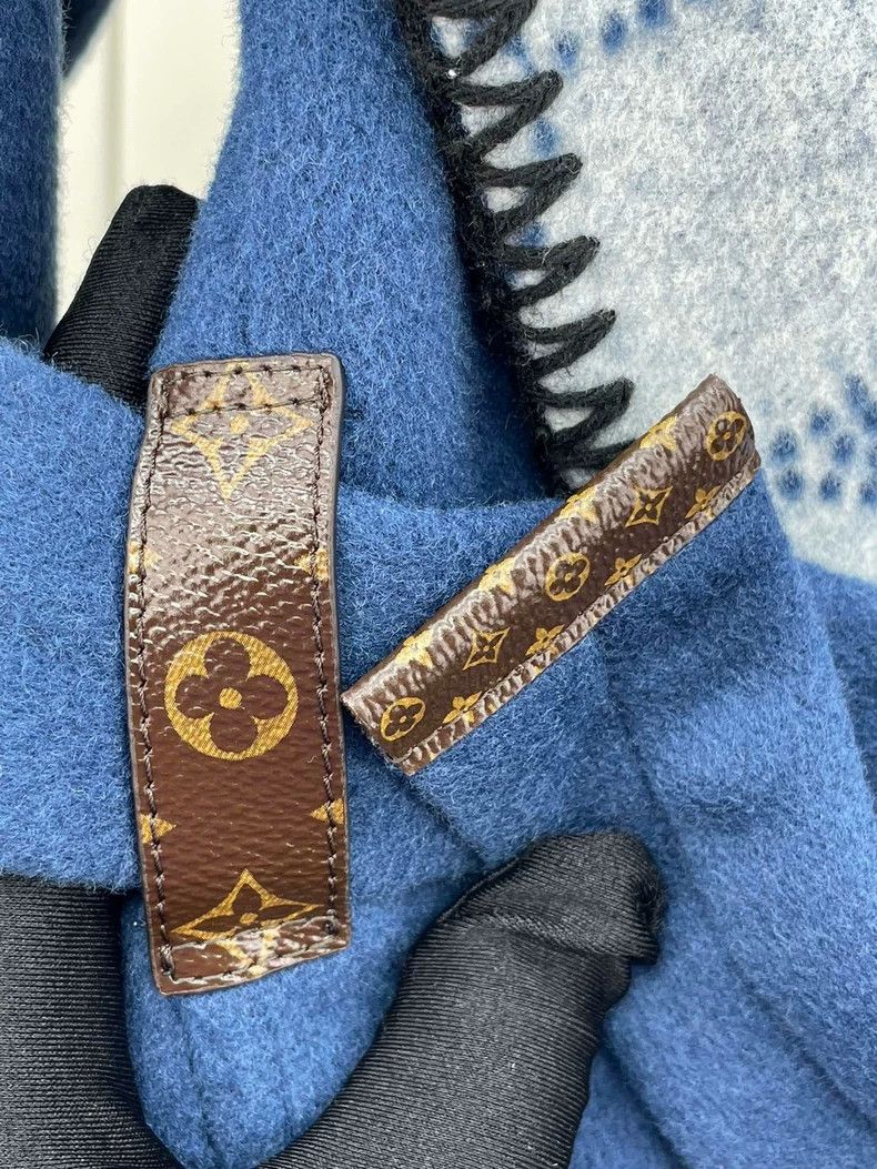 Louis Vuitton LOUIS VUITTON Blue presbyopic reversible bathrobe coat 2504 Size XXS / US 00 / IT 34 - 5 Thumbnail