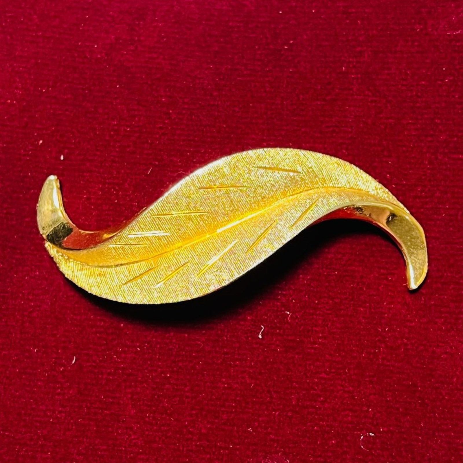 & Other Stories Vintage Kramer - Brushed Gold tone Twist Leaf Brooch Size ONE SIZE - 1 Thumbnail