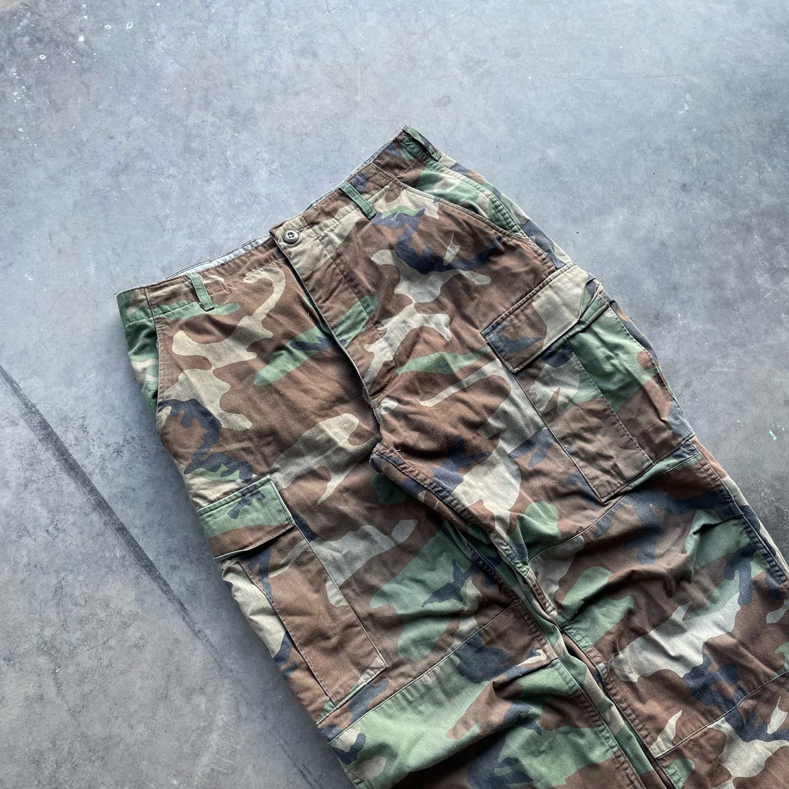Vintage VINTAGY BAGGY CAMO MILITARY CARGO PARACHUTE PANTS 32X32 Size US 32 / EU 48 - 1 Thumbnail