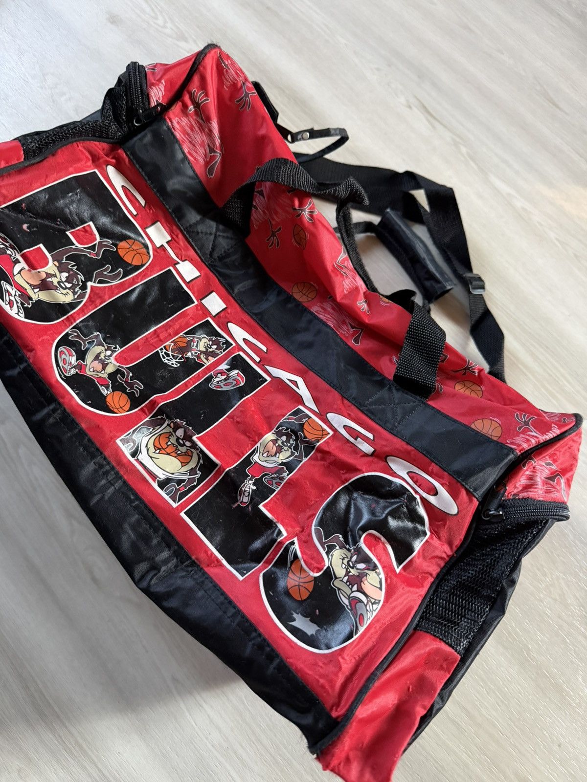NBA Vintage Looney Tunes Chicago Bulls Duffel Bag NBA 1998 Taz Size ONE SIZE - 2 Thumbnail