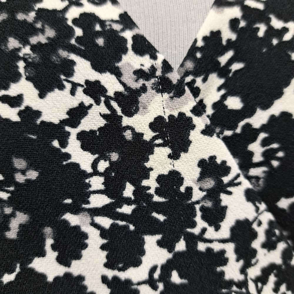Club Monaco Club Monaco Casual Floral Wrap Dress Black/White Knee Length Size M / US 6-8 / IT 42-44 - 10 Thumbnail