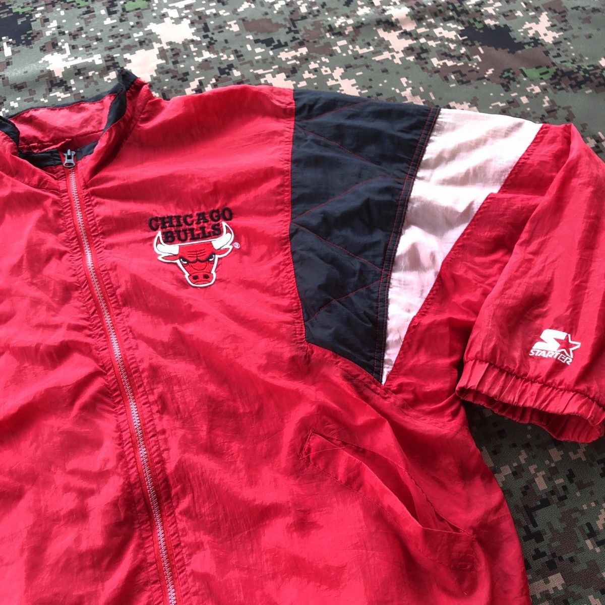 NBA × Vintage Vtg 90s Chicago Bull Big Logo Windbreaker Jacket Size US L / EU 52-54 / 3 - 4 Thumbnail