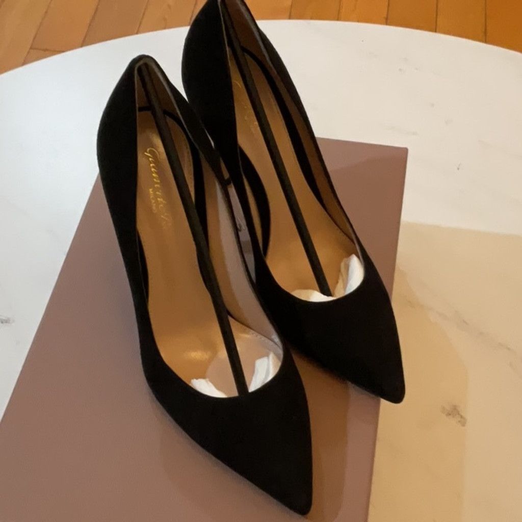 Gianvito Rossi Gianvito Rossi Suede Gianvito Pumps in Black, EU Size: 35 Size US 5 / IT 35 - 9 Thumbnail