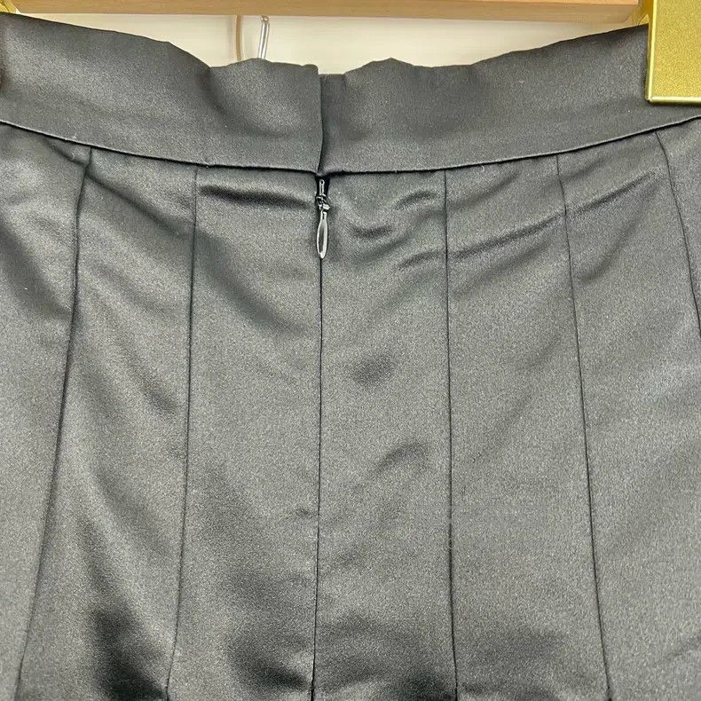 Chanel Chanel Black satin small logo pleated skirt Size 42" / US 20 - 5 Thumbnail