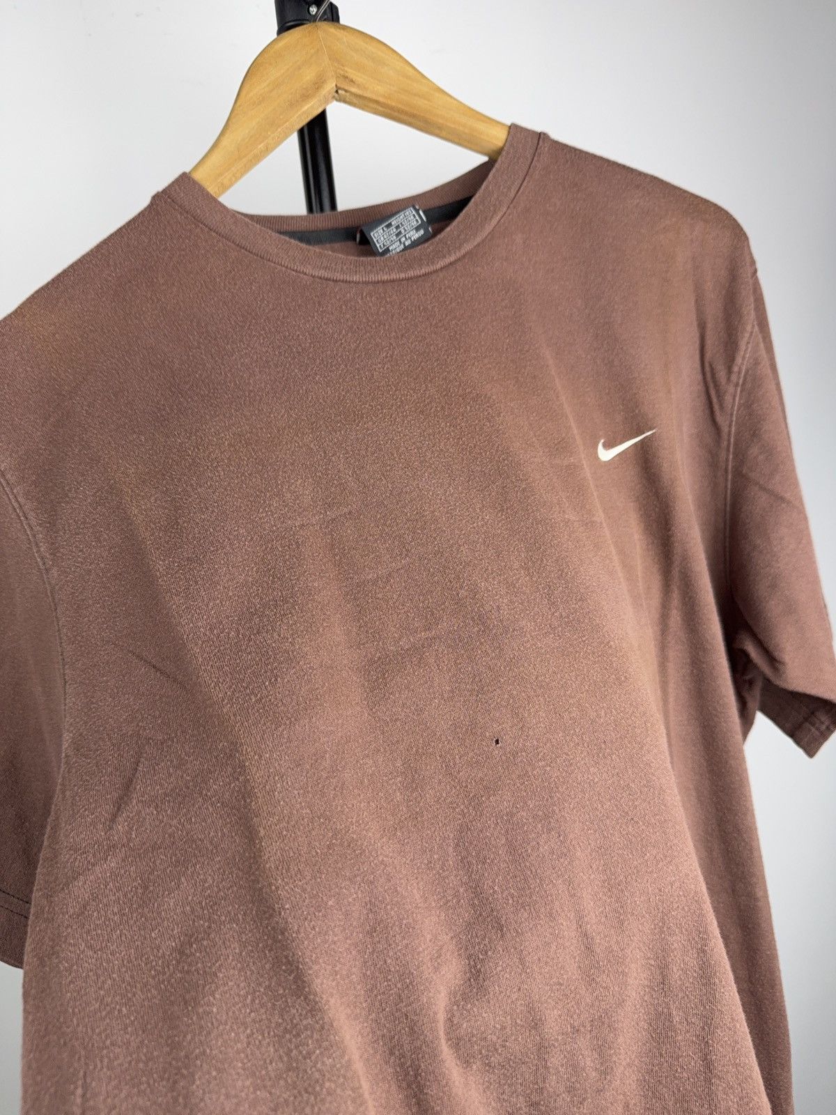 Nike Vintage 90s Nike Faded Mini Swoosh Brown T-Shirt Vintage Y2K Size US L / EU 52-54 / 3 - 4 Thumbnail