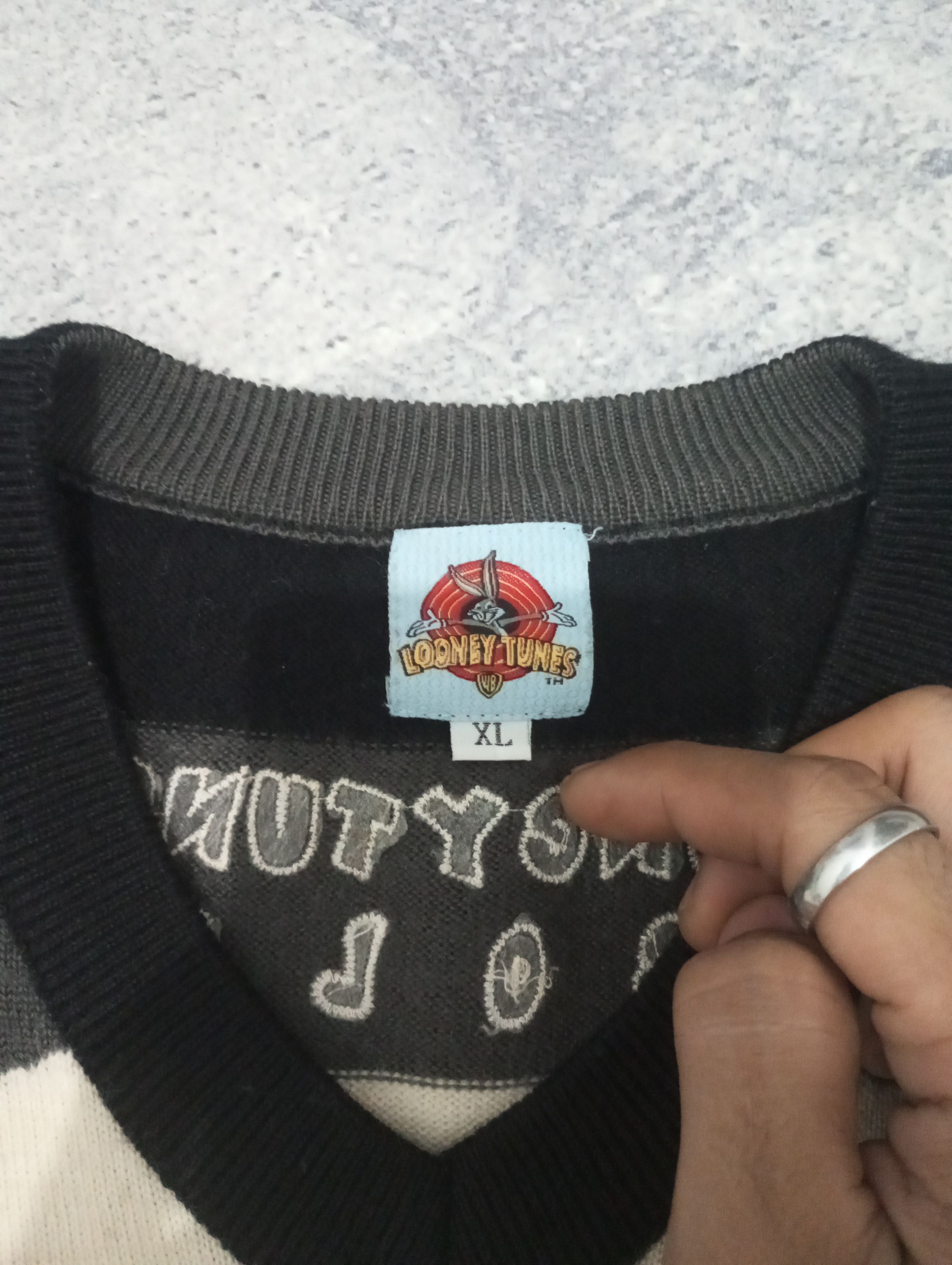 Japanese Brand × Vintage Vintage Cream Black 'Looney Tunes' Knit Vest Size US L / EU 52-54 / 3 - 3 Thumbnail