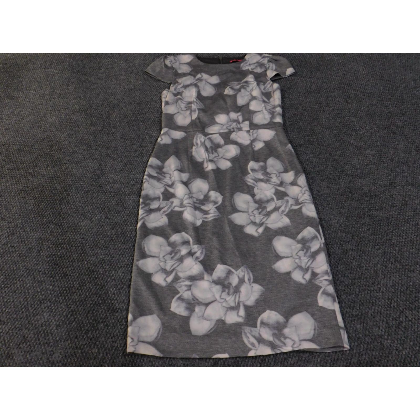 Betsey Johnson Betsey Johnson Dress Womens 6 Gray White Floral Sheath Short Sleeve Back Zip Size 28" / US 6 / IT 42 - 2 Thumbnail