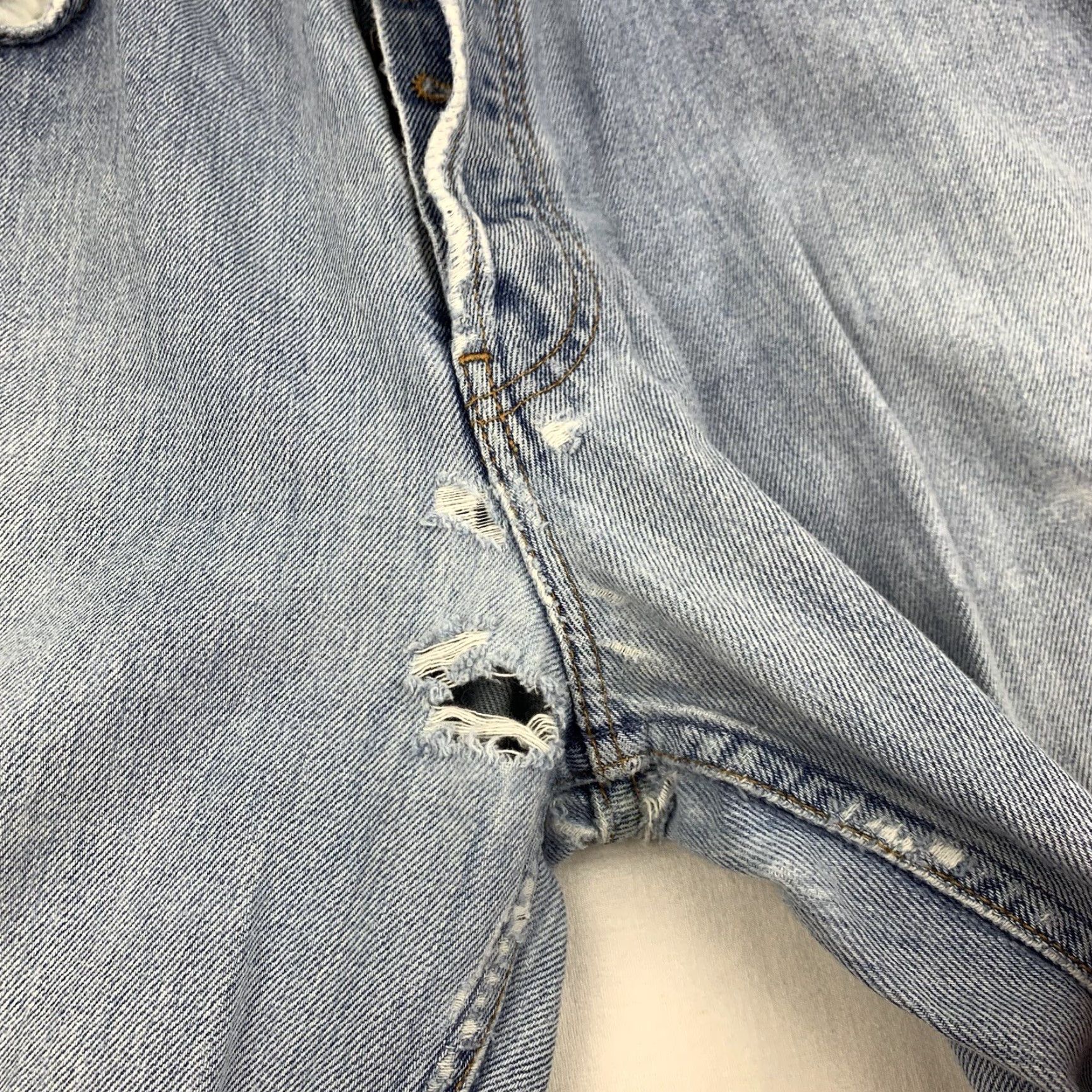 Gap VINTAGE Gap Jeans Men Adult 32 Blue Relaxed Fit Straight Leg Button Fly Thrashed 90s Grunge 90s American Size US 32 / EU 48 - 4 Thumbnail