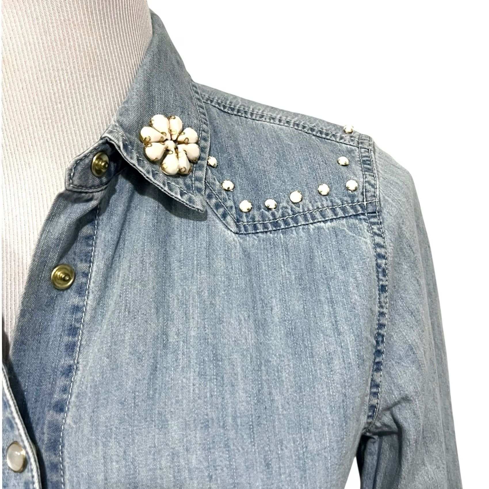 Vintage Draper James Women's Embellished Denim Top Pearl Snaps Blue 100% Cotton Size 2 Denim Blouse Casual Womens Blue Pearl Snaps 2 Size XS / US 0-2 / IT 36-38 - 4 Thumbnail