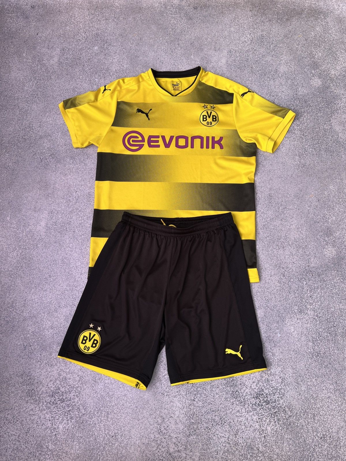 Puma × Vintage Borussia Dortmund Home Kit 17/18 Size US L / EU 52-54 / 3 - 1 Thumbnail