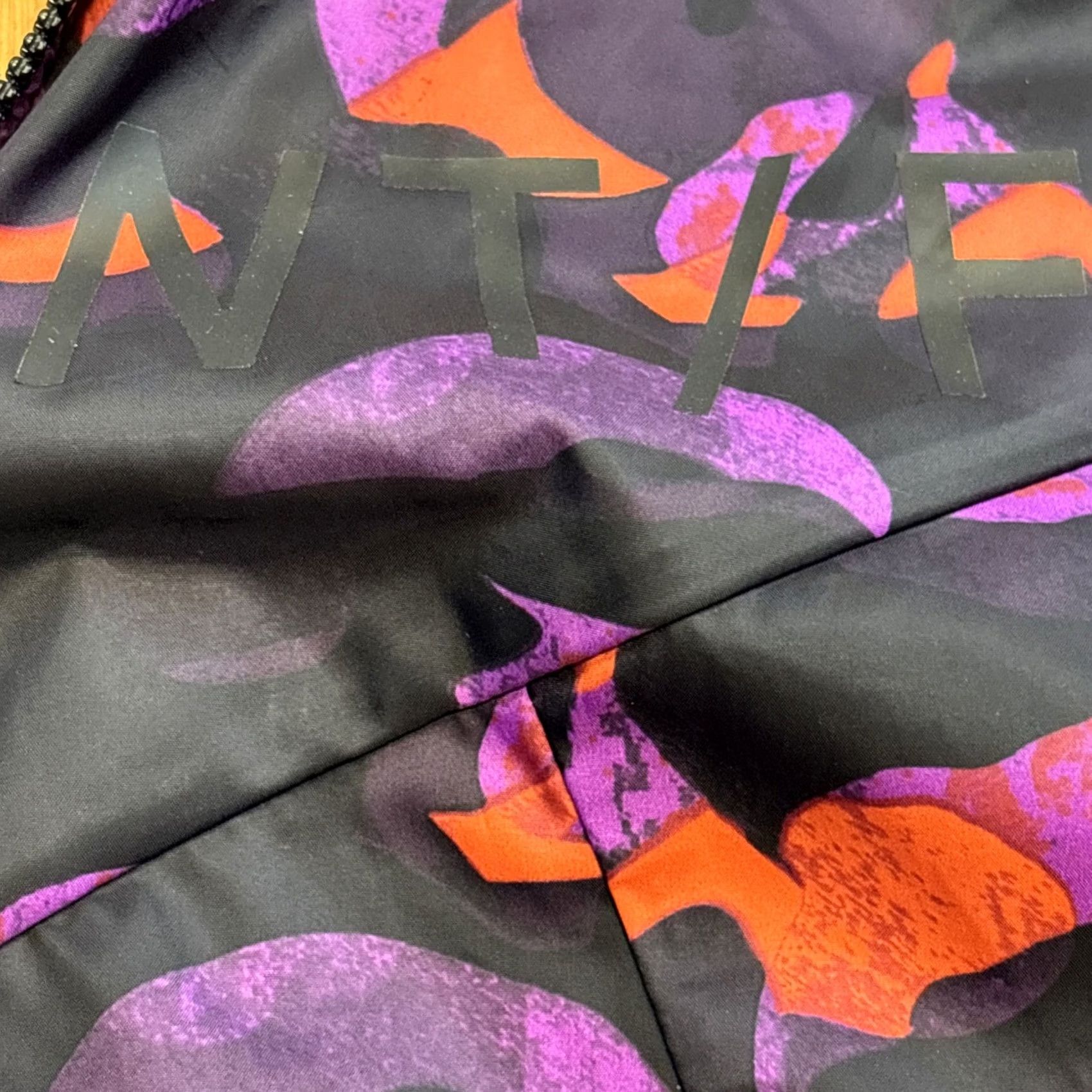 Nike VINTAGE Nike Windrunner Jacket Woman S Purple Windbreaker T/F Camo Vivid Purple-Bright Crimson Windrunner Womens Windbreaker S Size S / US 4 / IT 40 - 4 Thumbnail